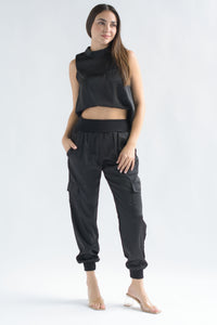 Fashion Styled Set Pantalón jogger y Blusa sin manga satín Negro