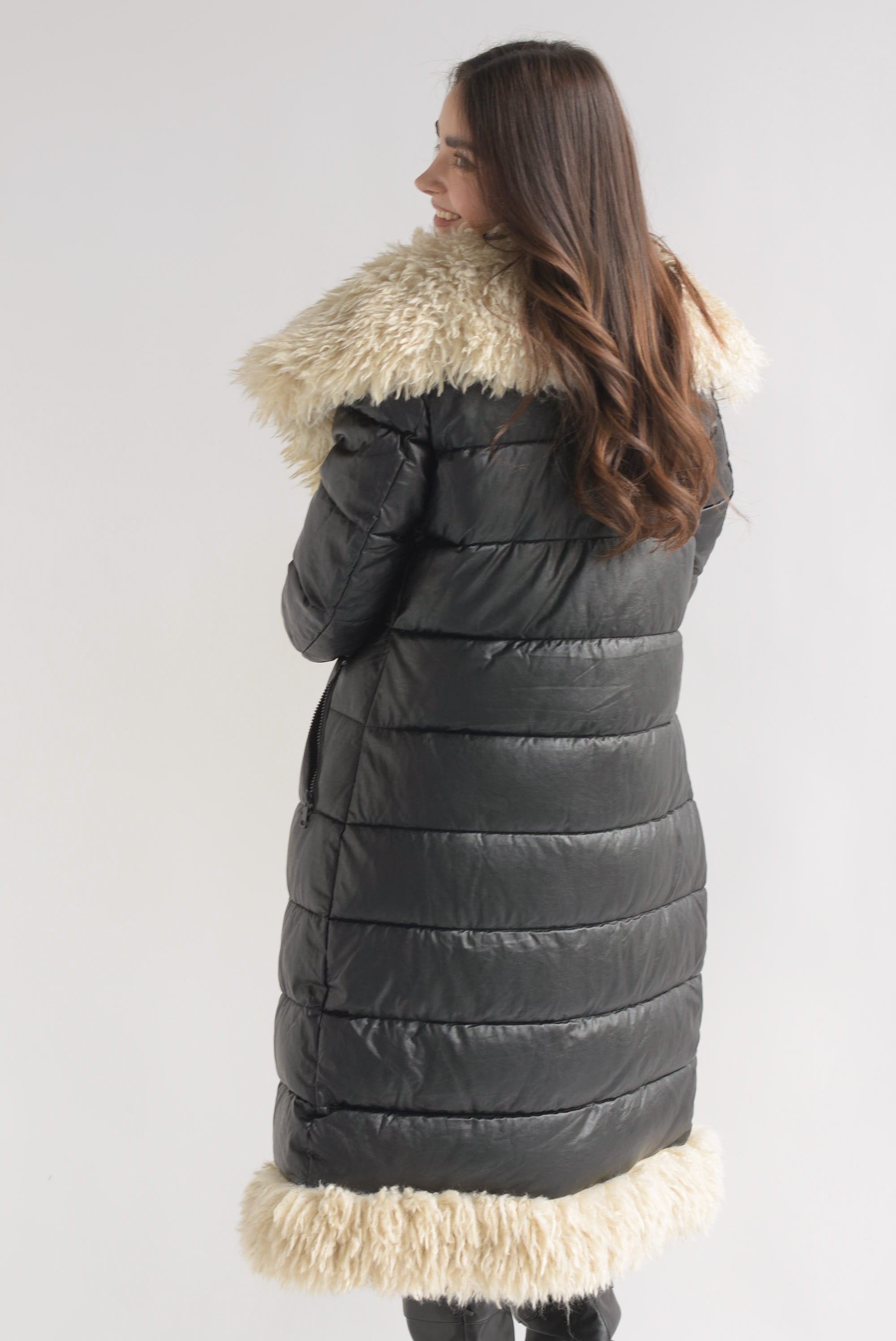 Chamarra larga puffer vinipiel cuello fur