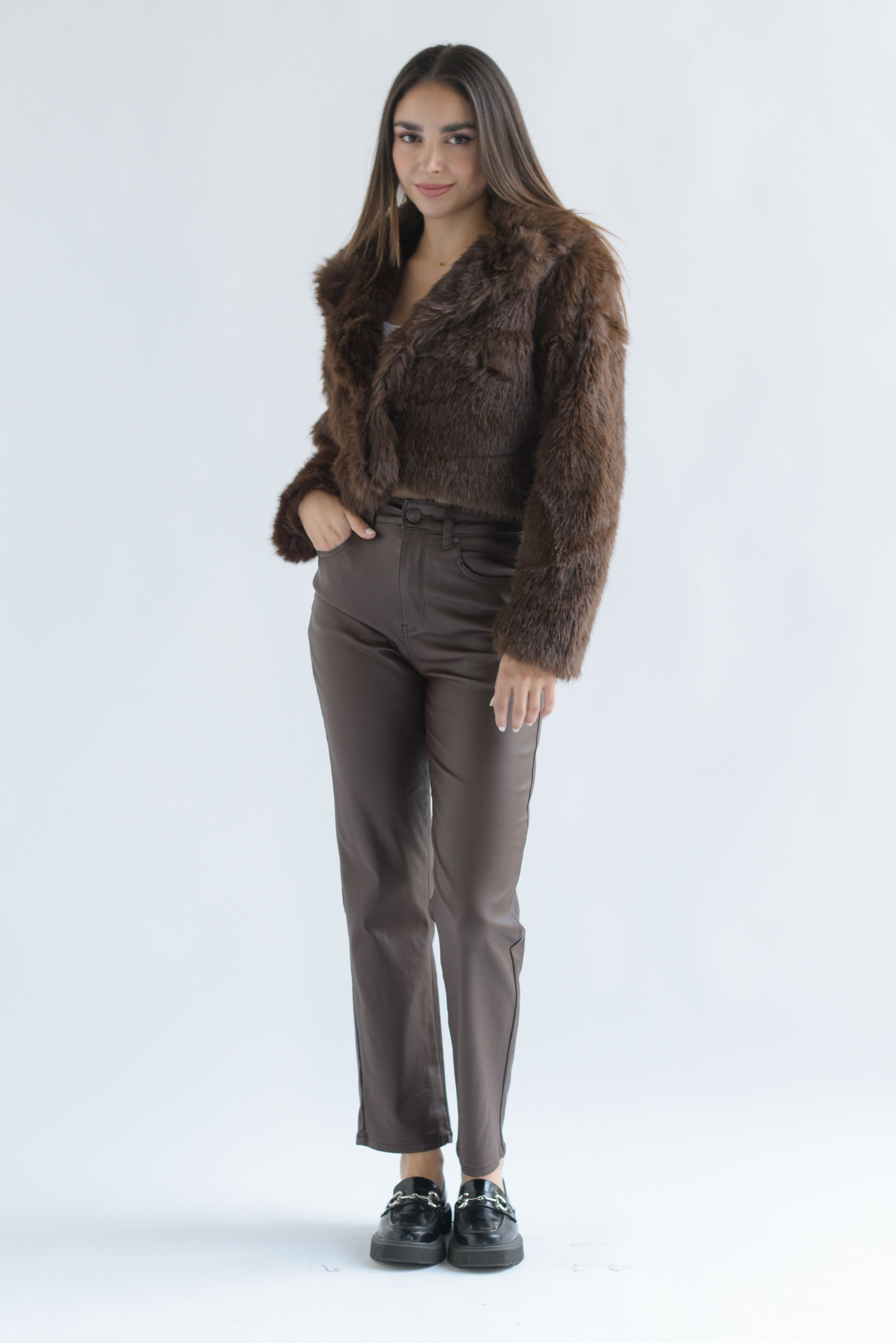 Pantalón vinipiel corte recto Espresso