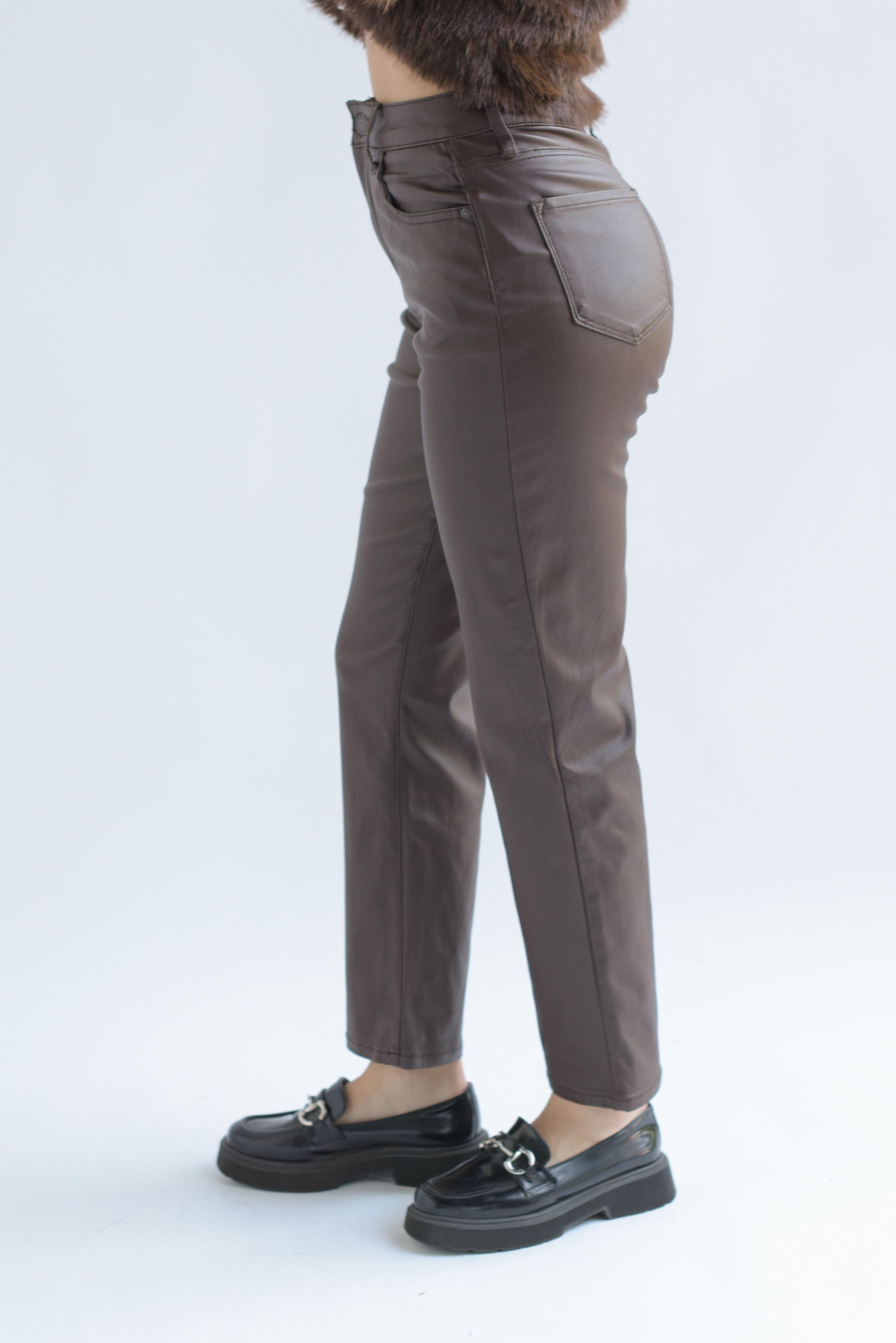Pantalón vinipiel corte recto Espresso