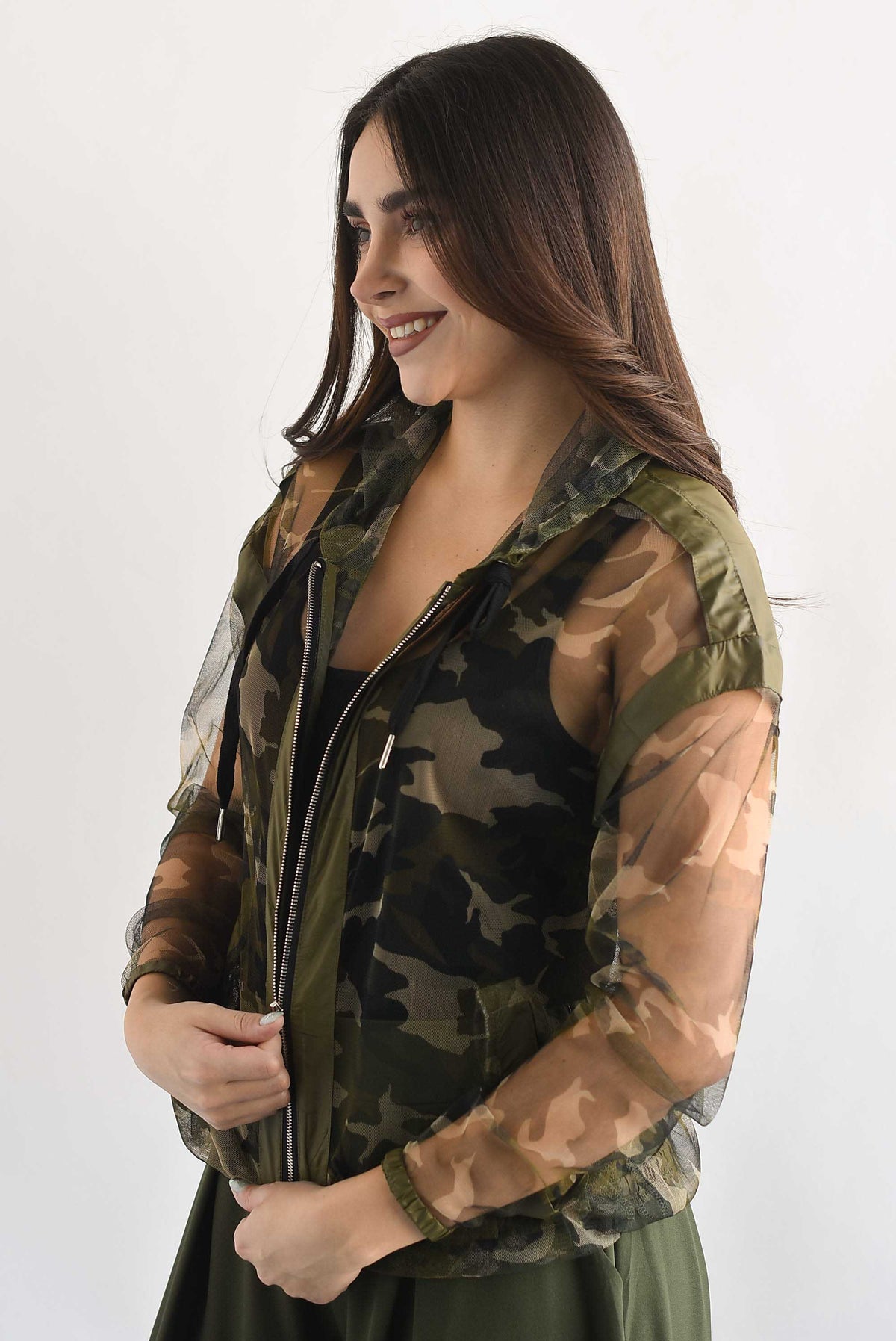 Chamarra con hoodie mesh camuflaje