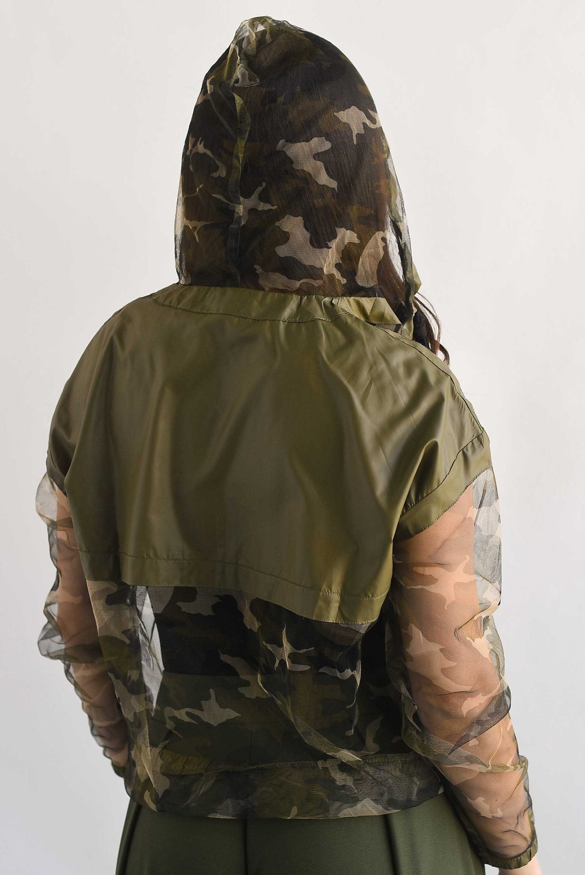 Chamarra con hoodie mesh camuflaje