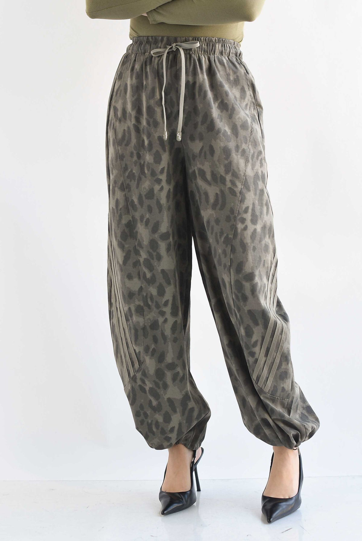 Pantalón barrel track leopardo