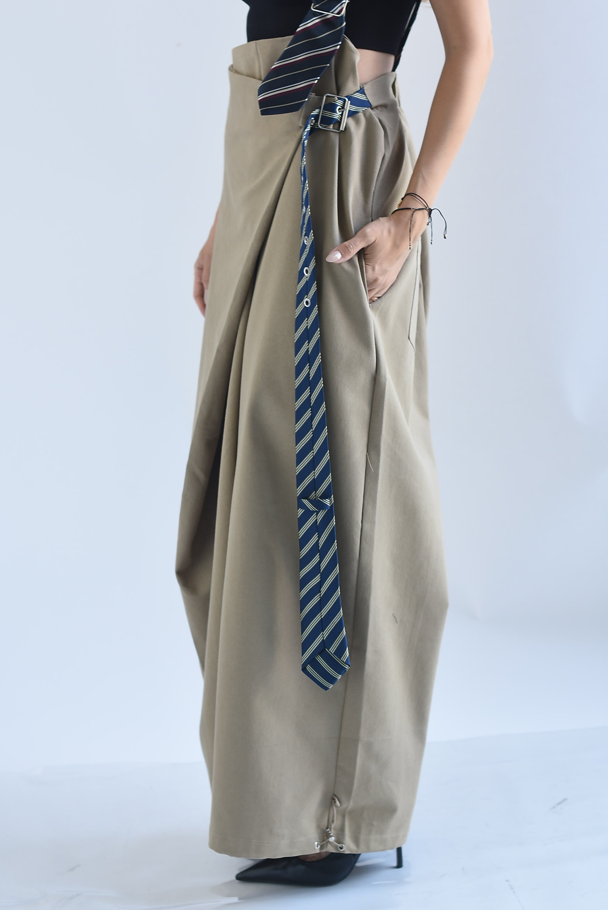 Pantalón faldón envolvente tirante corbata