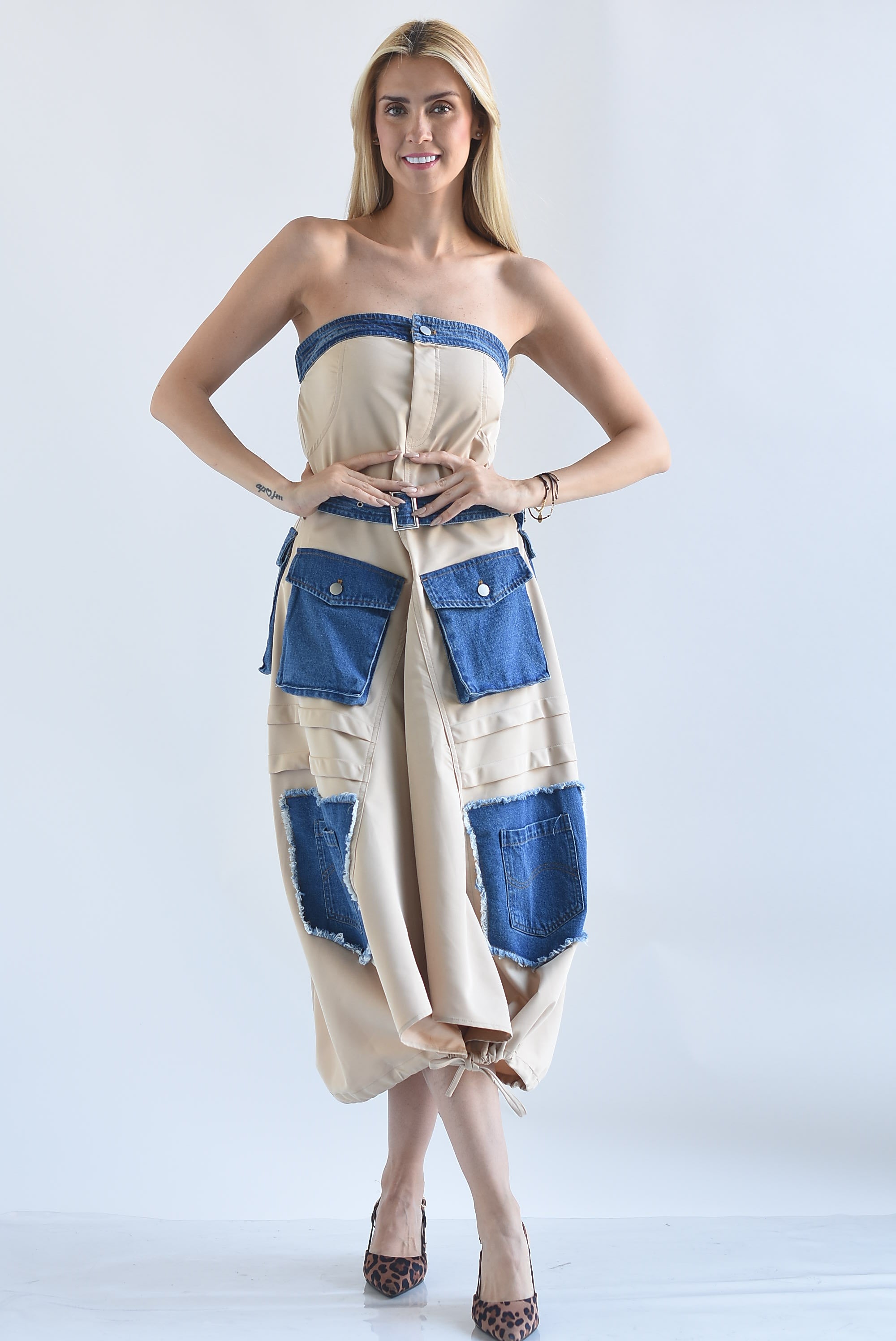 Vestido strapless con Denim