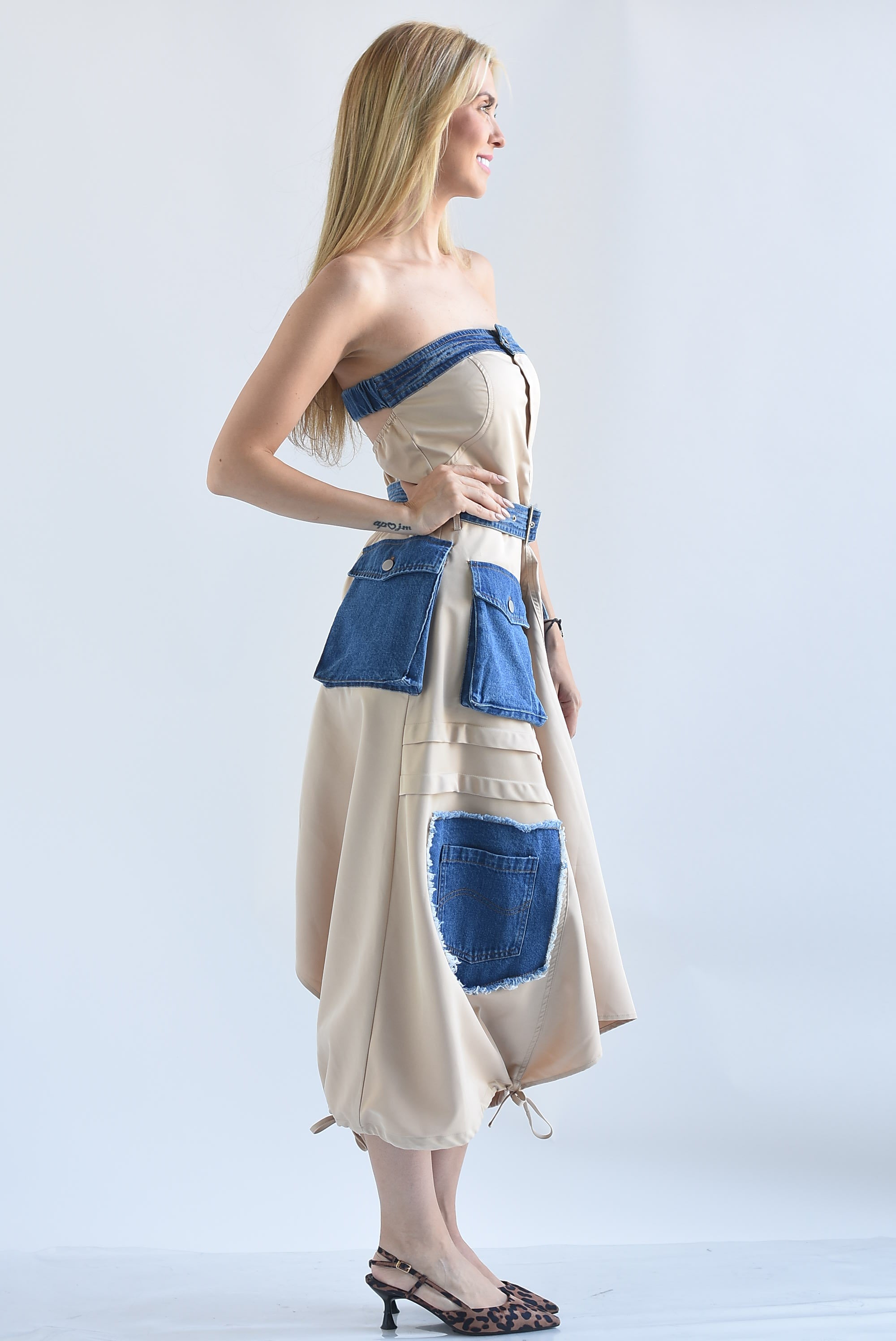Vestido strapless con Denim