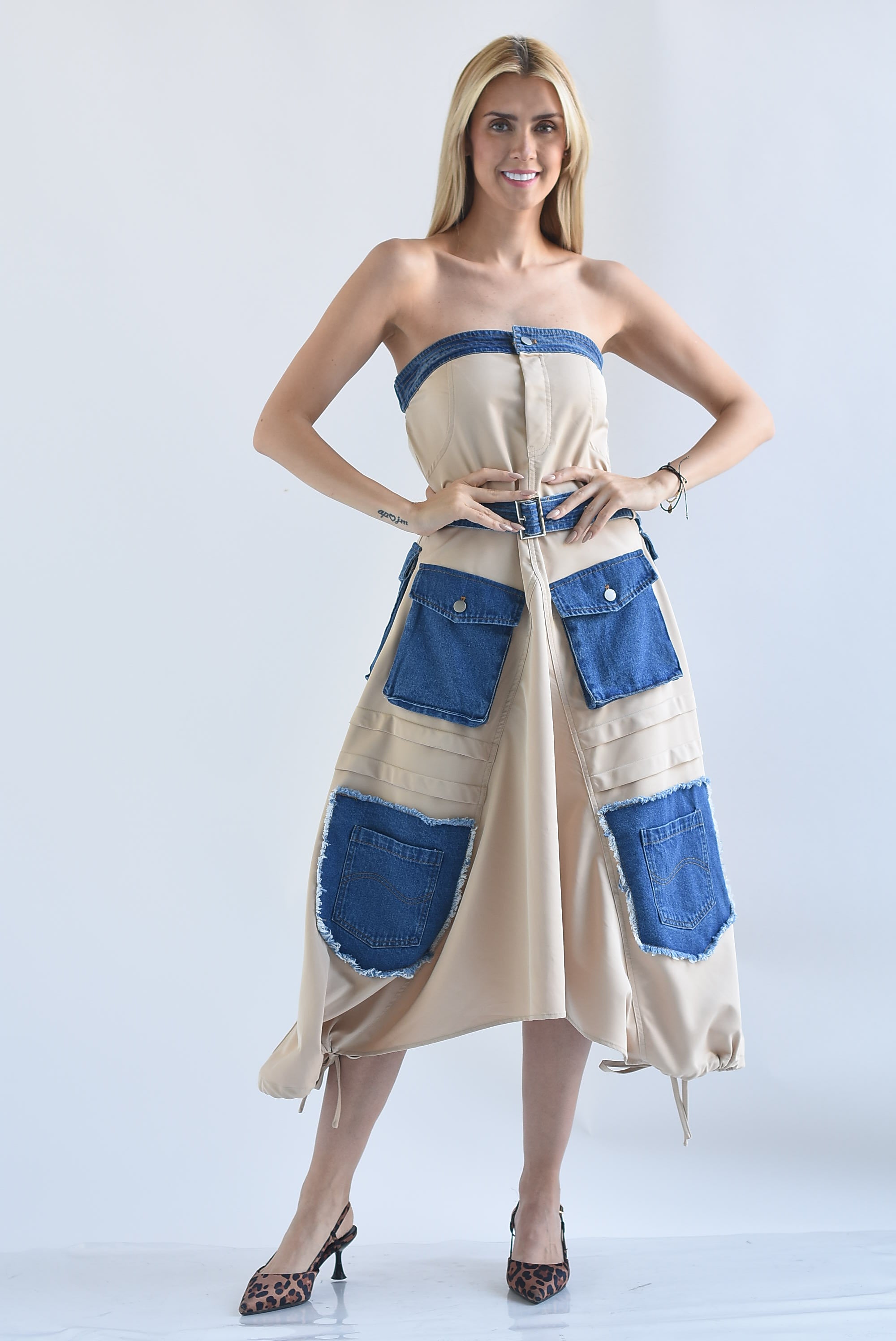 Vestido strapless con Denim