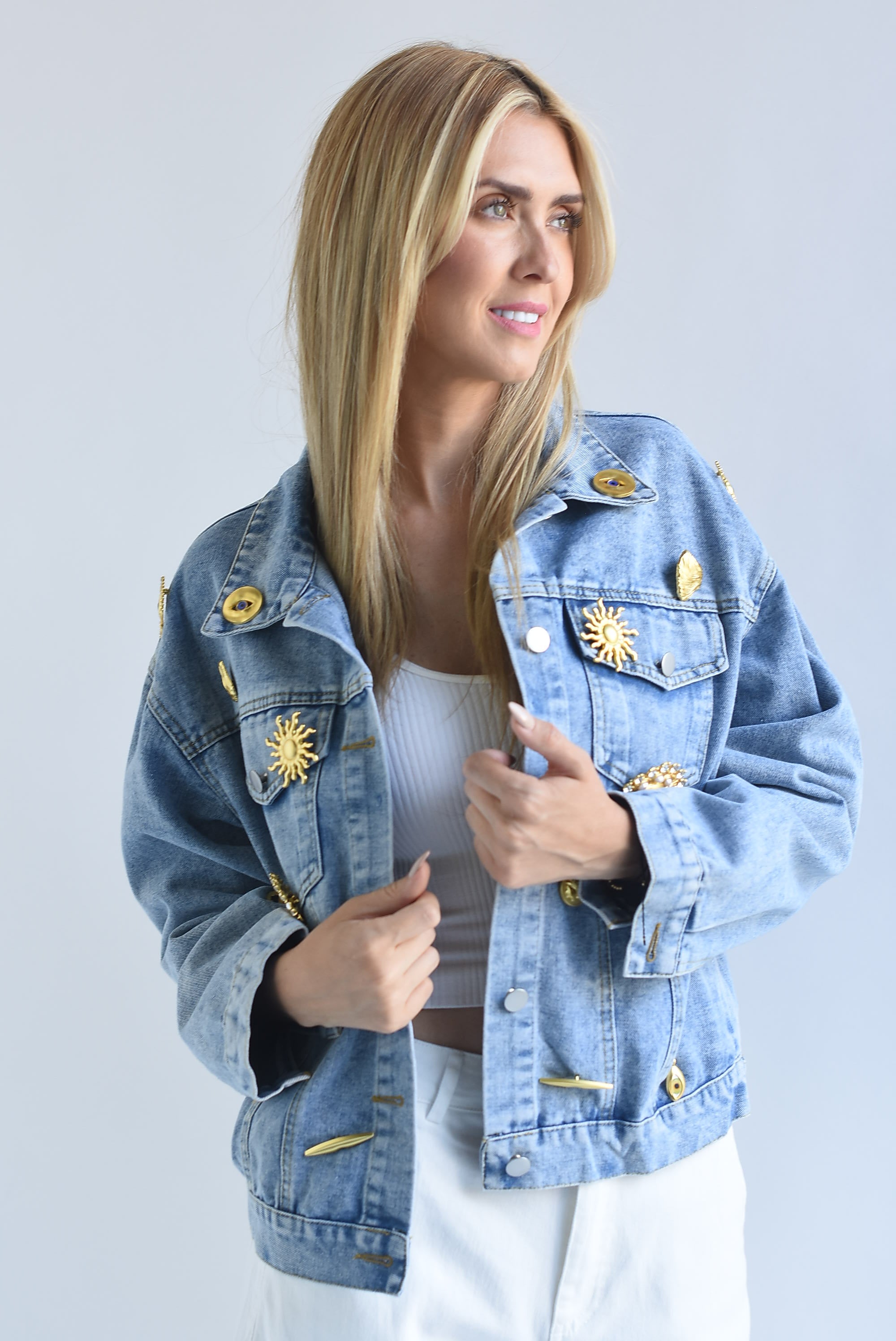 Chamarra Denim broches dorados