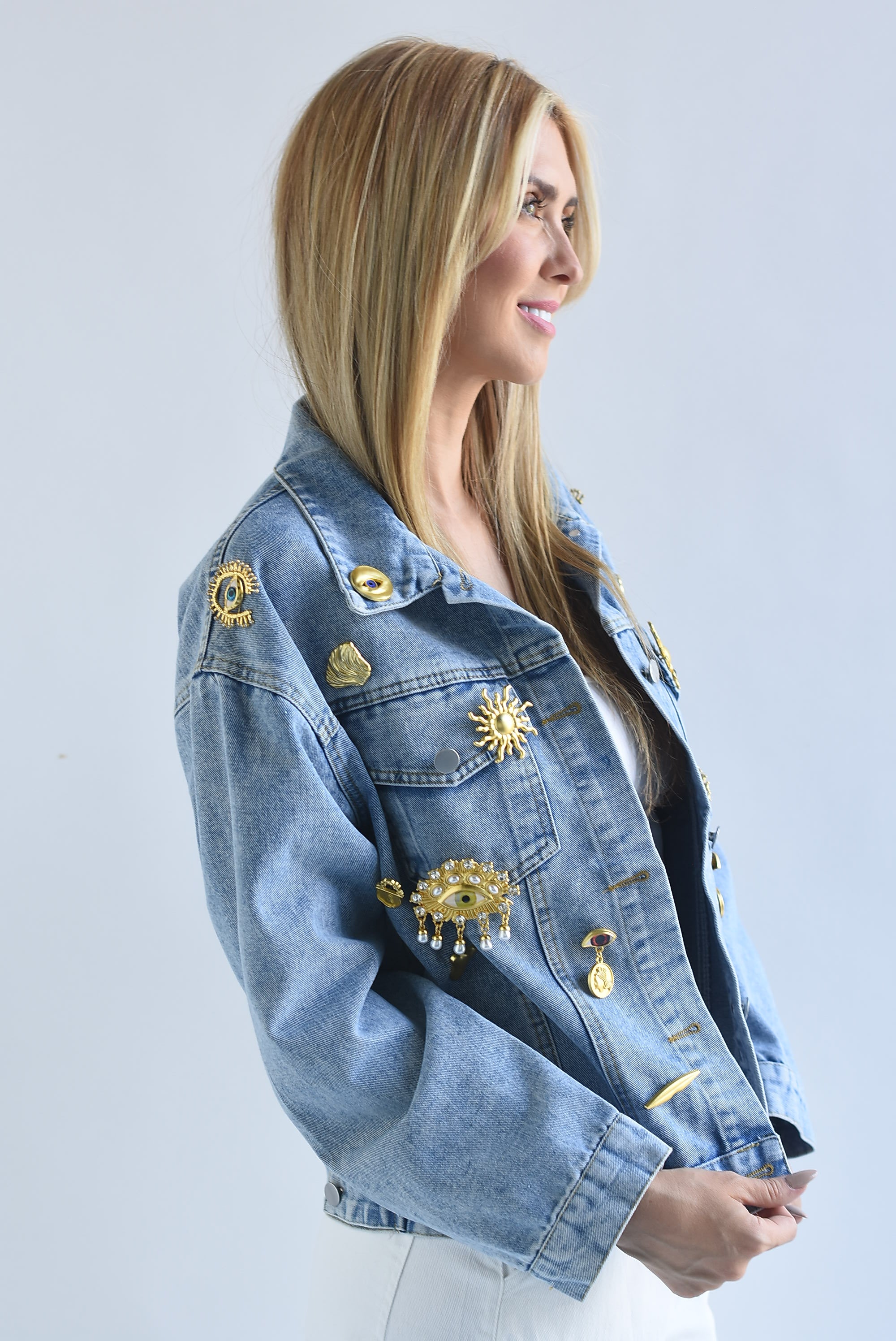 Chamarra Denim broches dorados