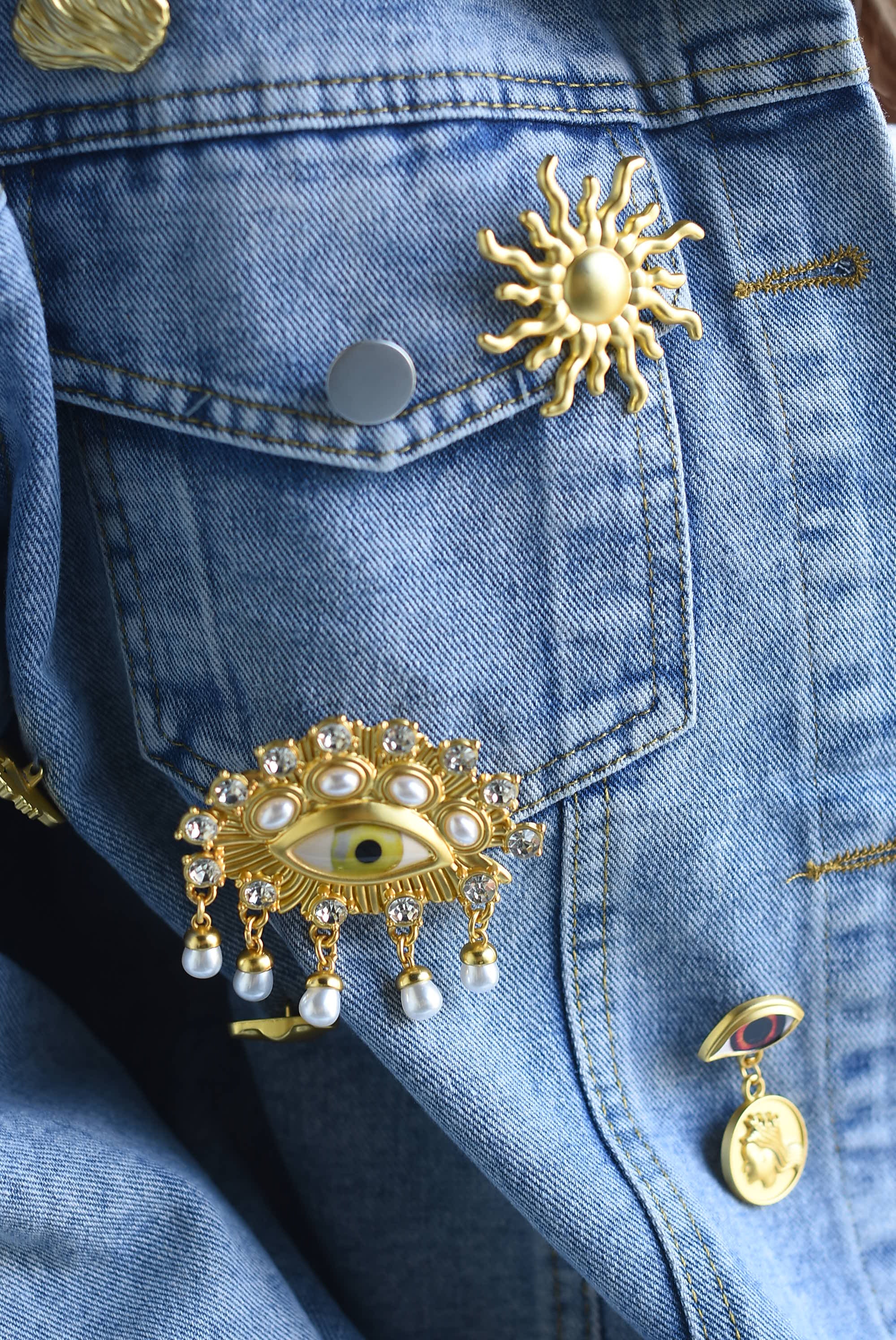 Chamarra Denim broches dorados