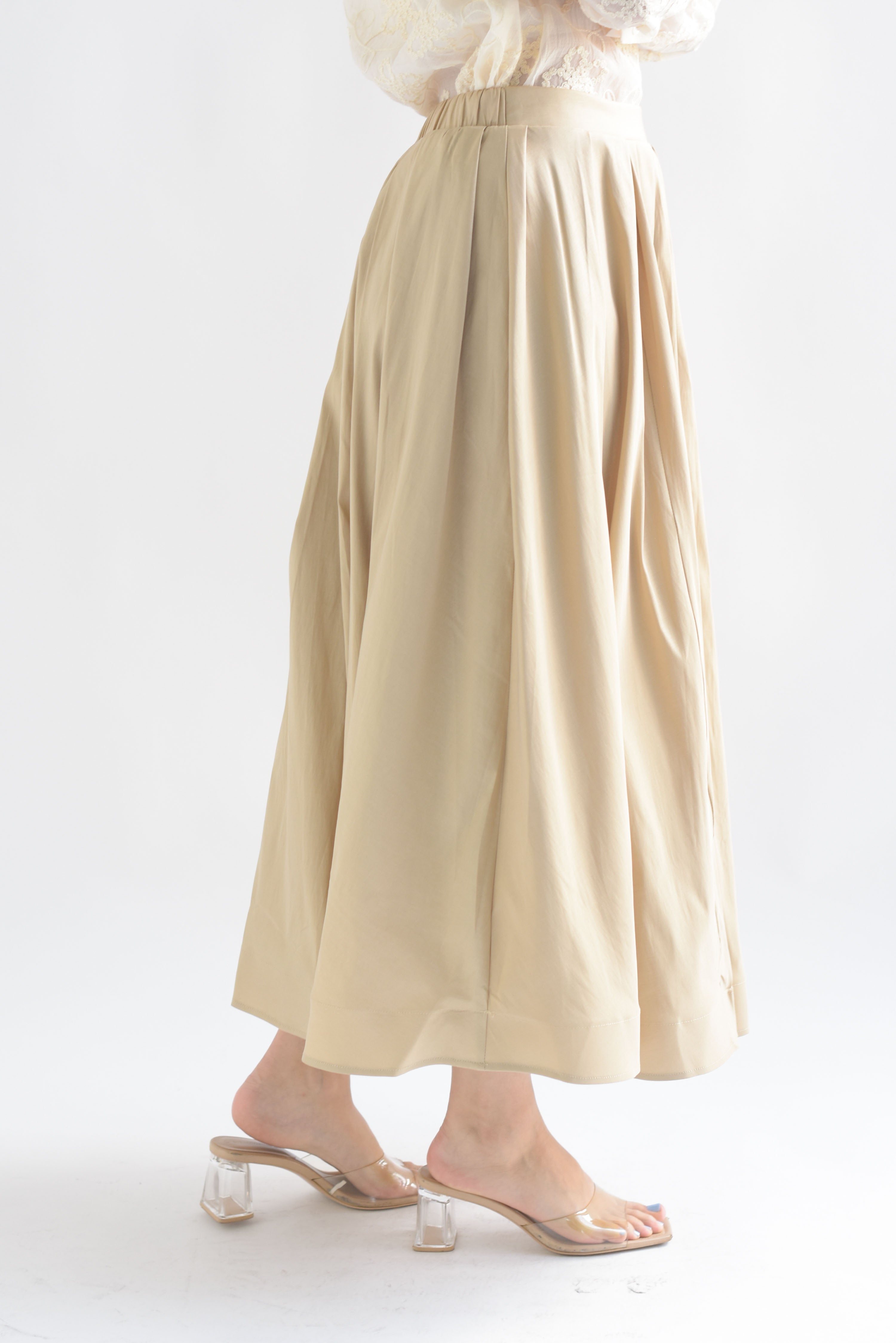 Falda vuelo satinada pinzas Beige