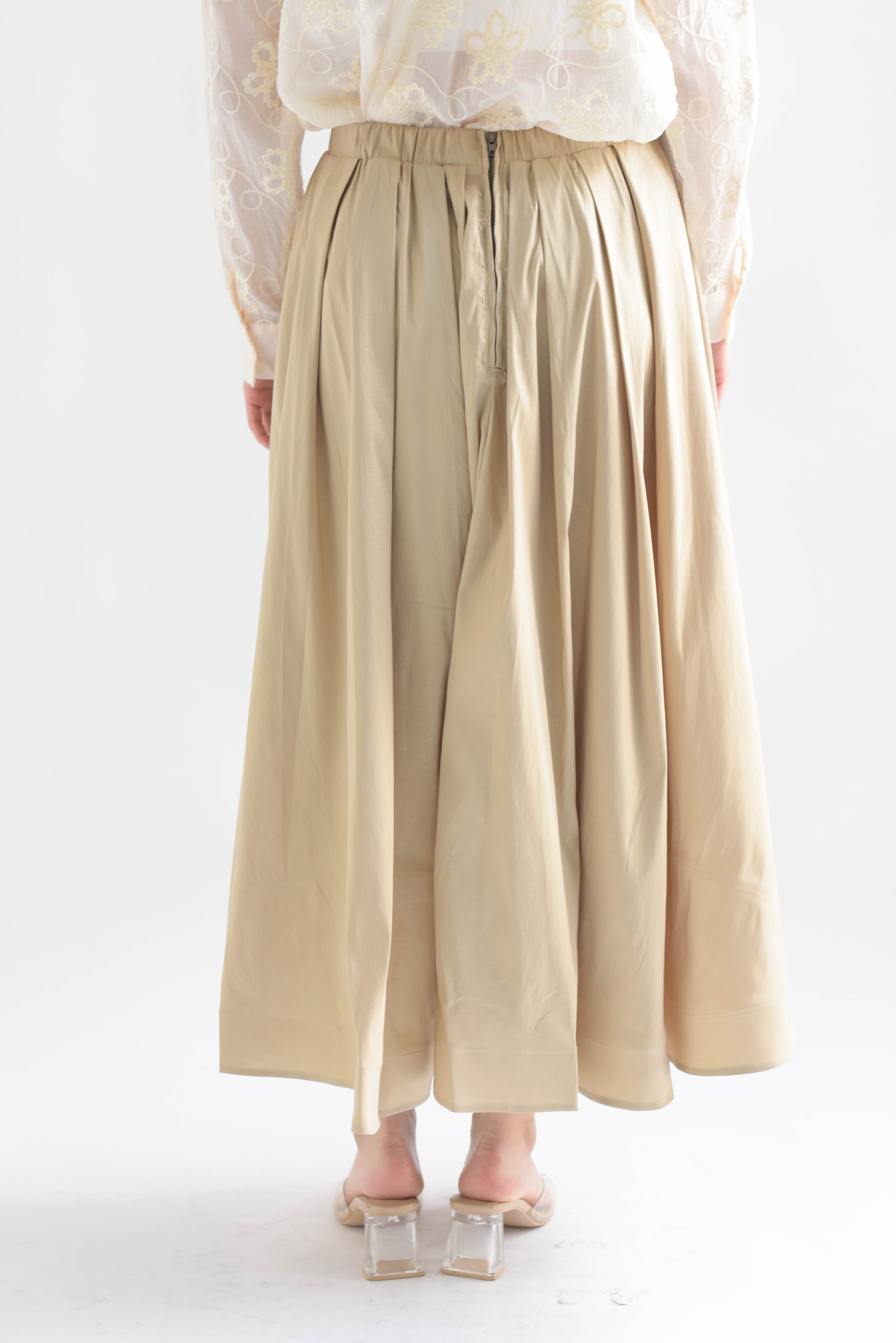 Falda vuelo satinada pinzas Beige