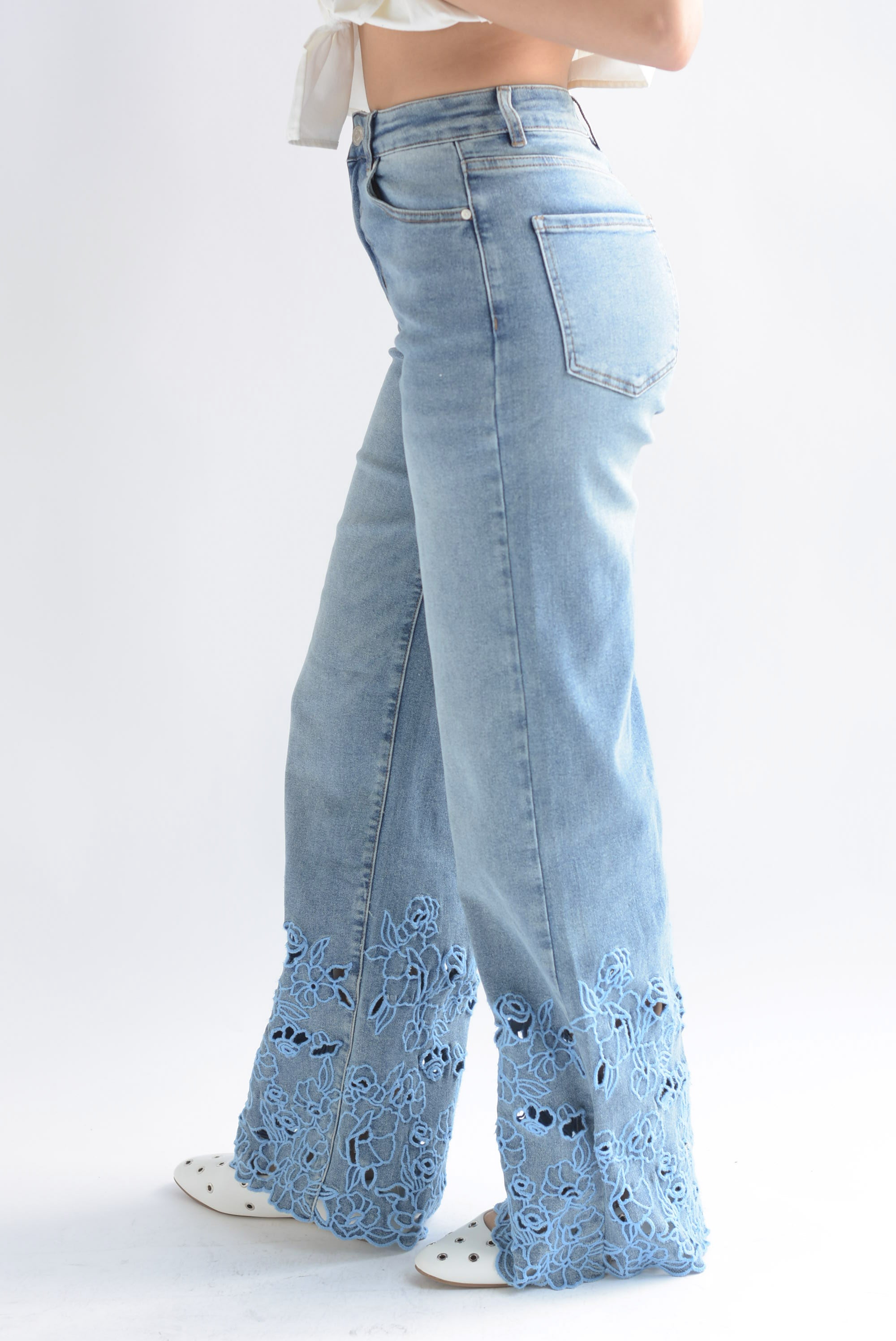 Jeans bordado flores azules