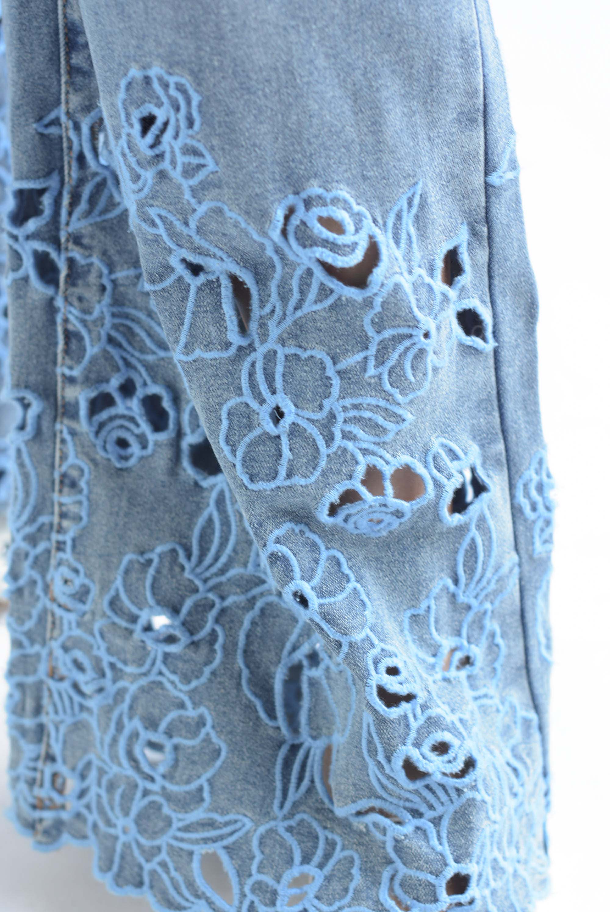 Jeans bordado flores azules