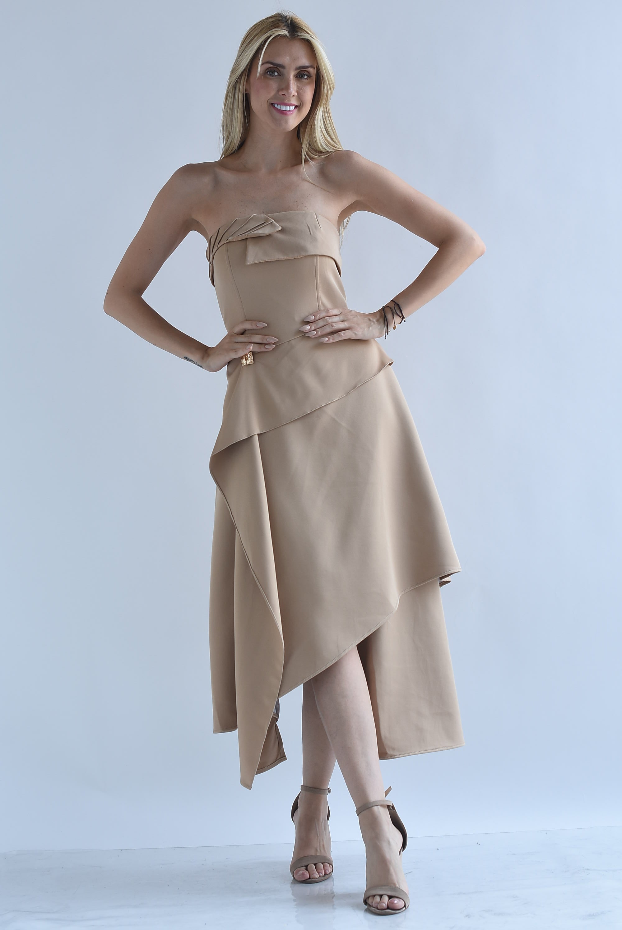 Vestido strapless asimétrico olán