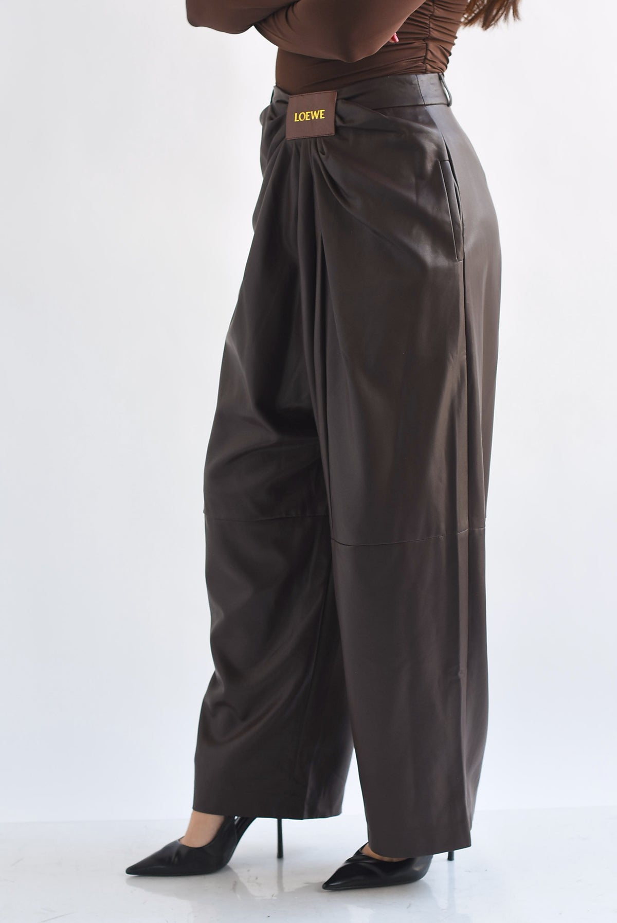 Pantalón wide leg drapeado vinipiel