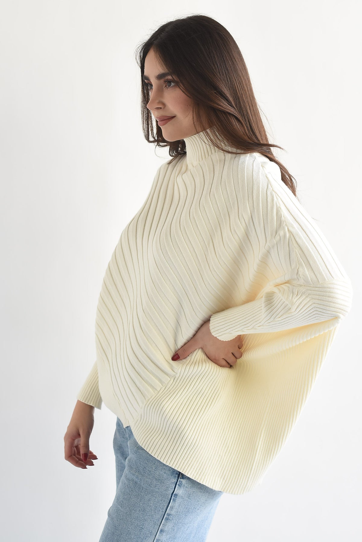 Sweater tipo poncho canalé asimétrico