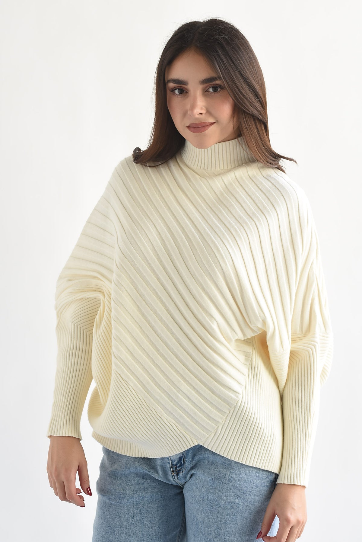 Sweater tipo poncho canalé asimétrico
