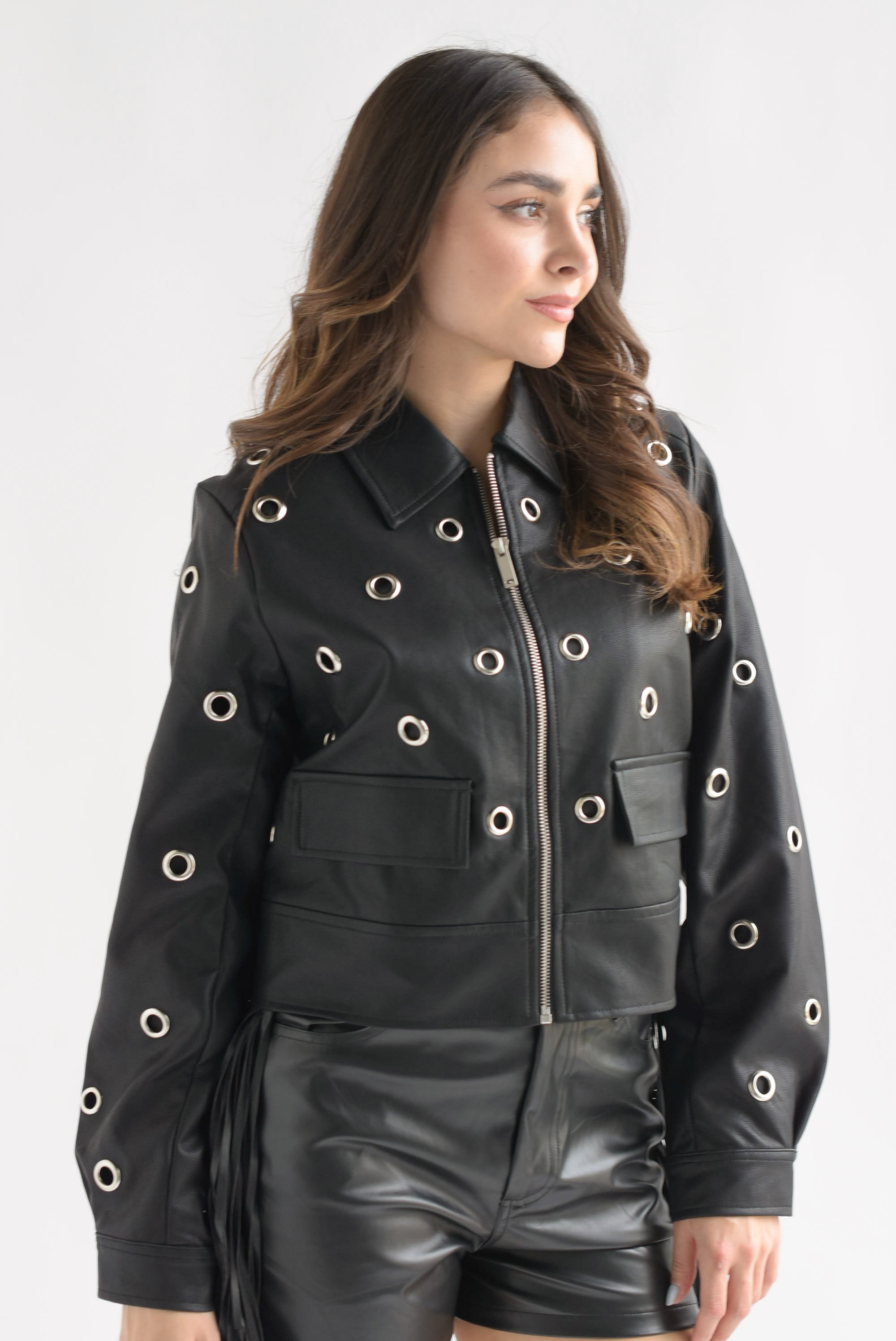 Chamarra vinipiel aros plata Negra