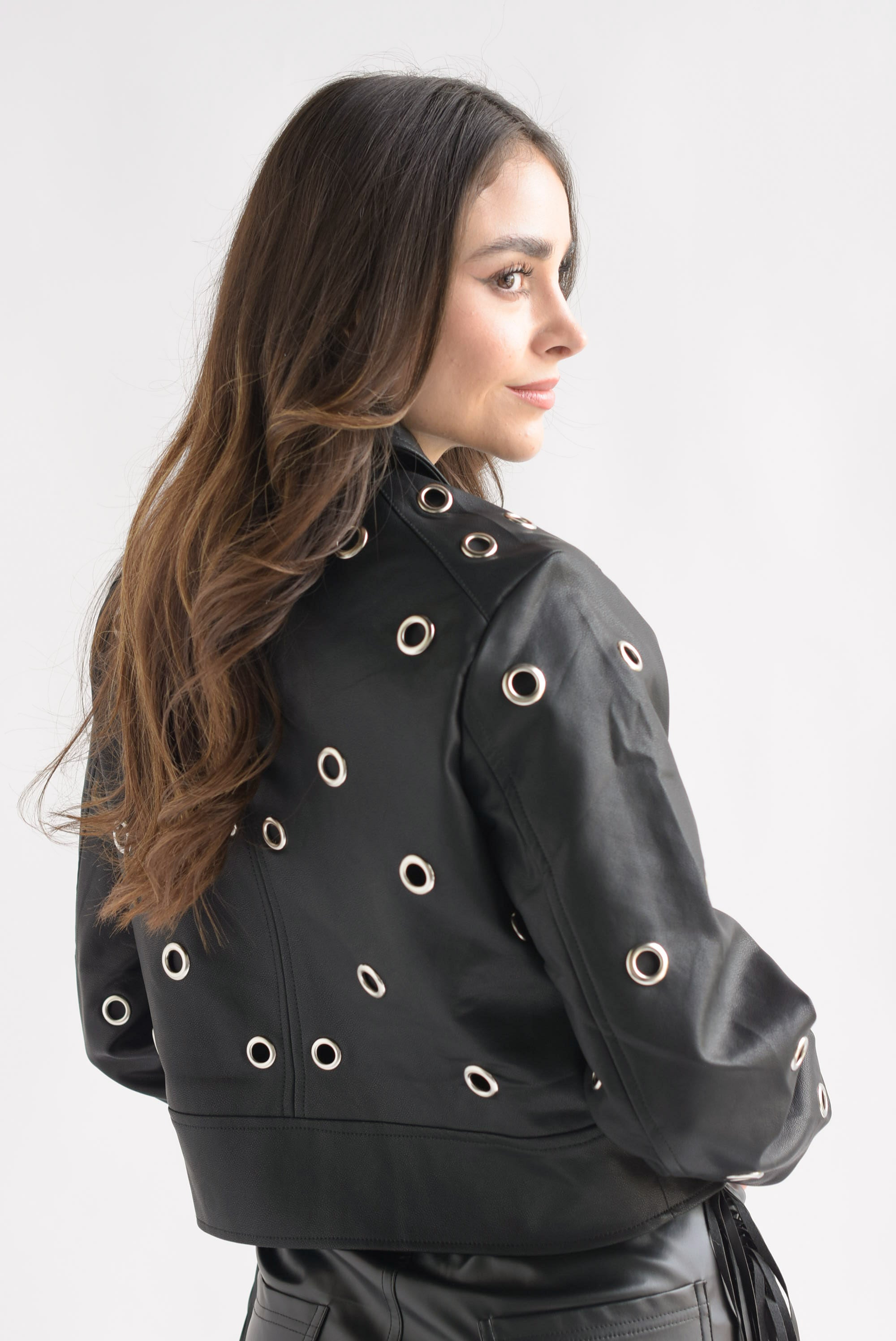 Chamarra vinipiel aros plata Negra