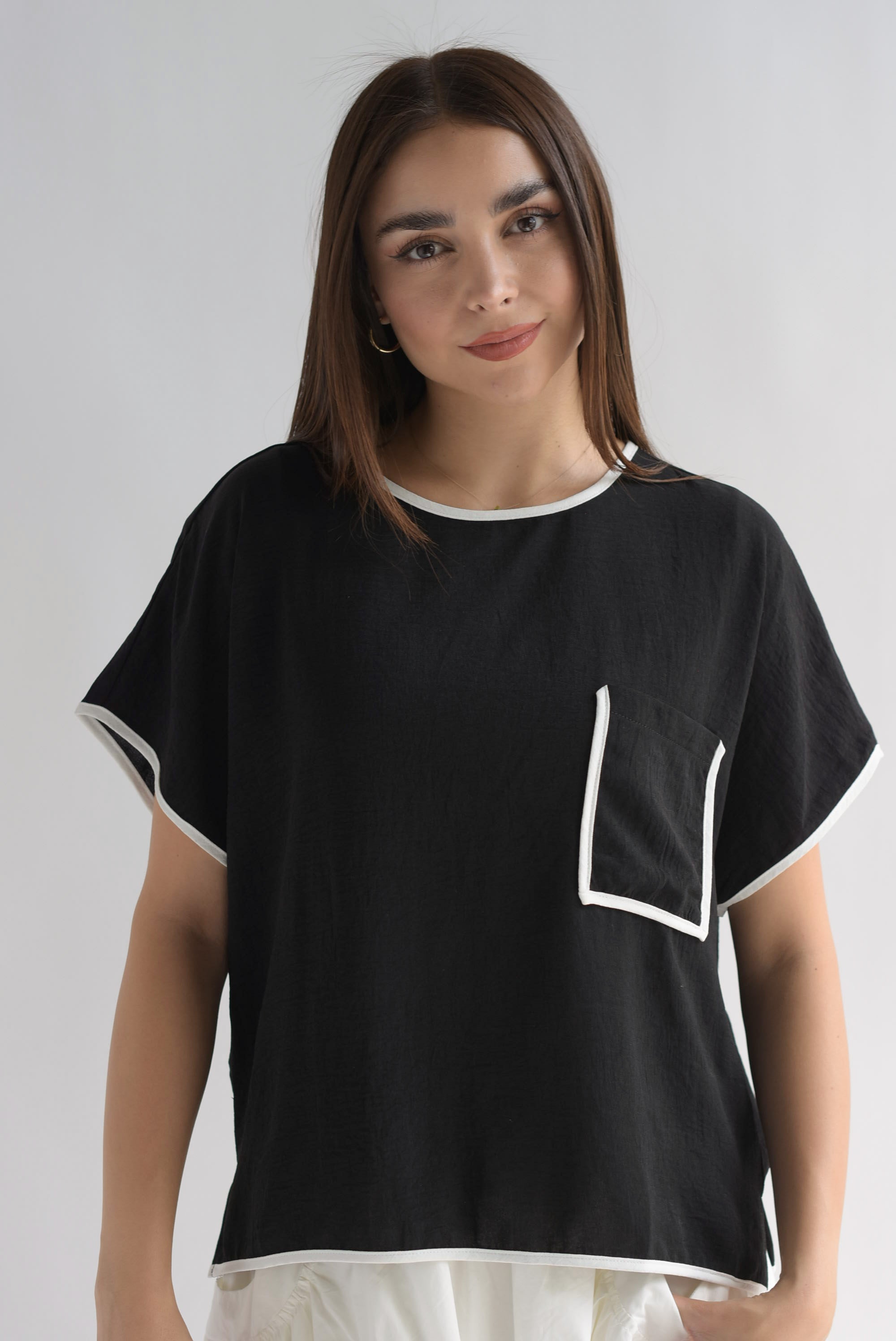 Blusa bolsillo filos blancos Negro