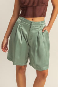 Fashion Styled Short Bermuda larga satín Verde pistache