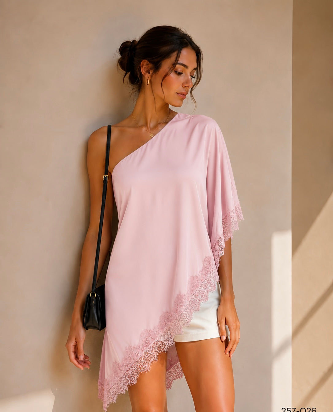 Blusa capa lencera asimétrica filo encaje