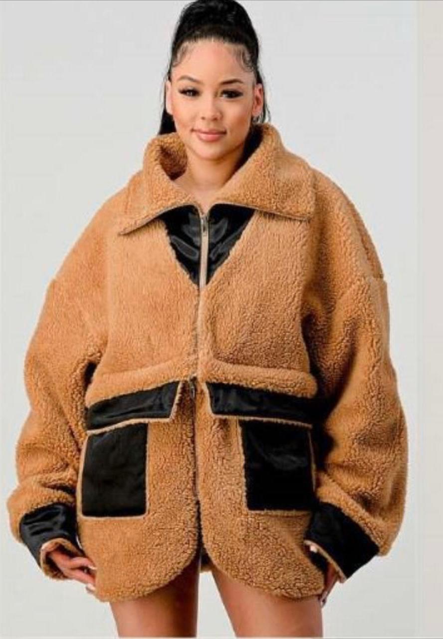 Chamarra larga convertible a crop borrega Camel