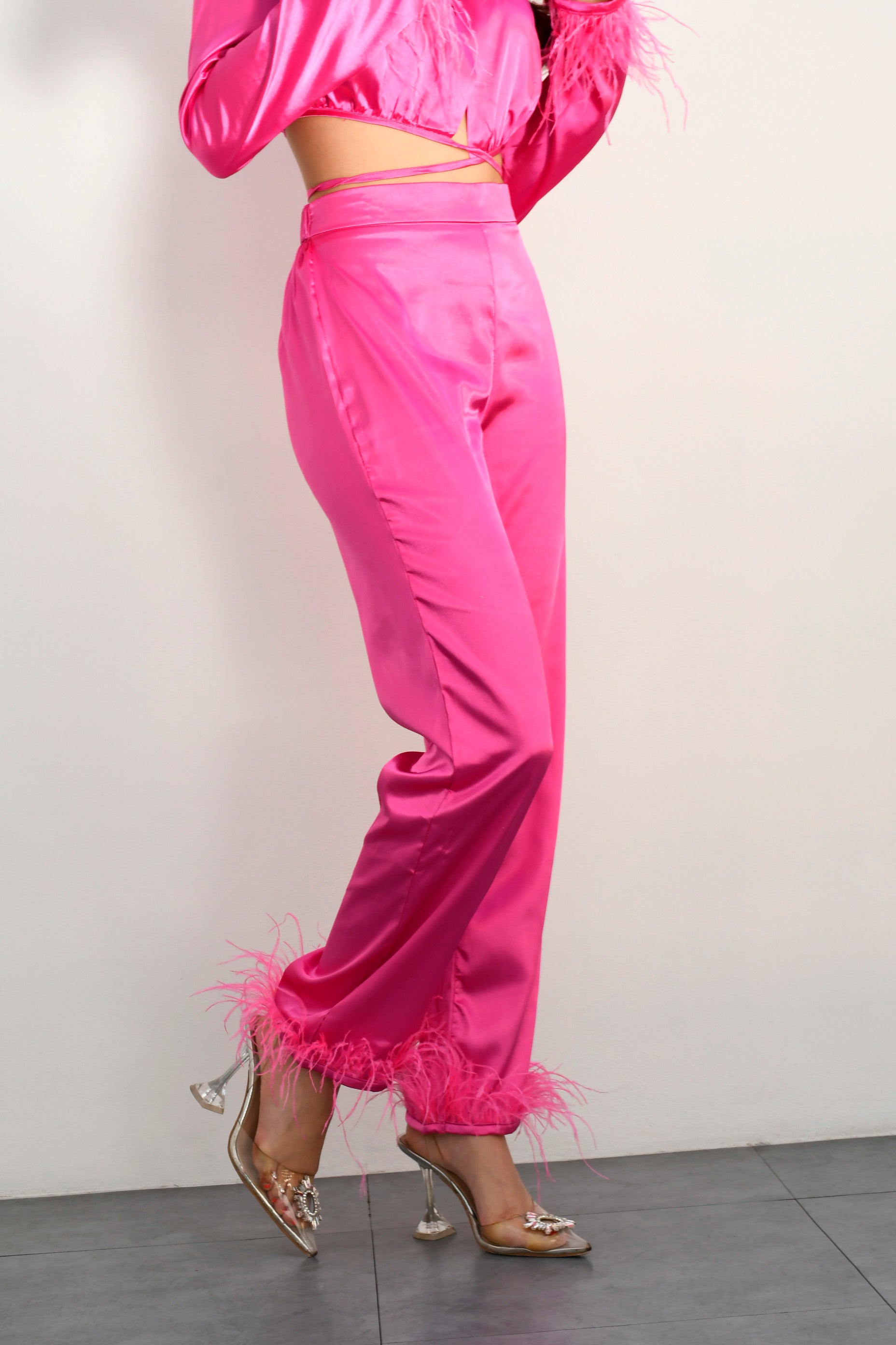 Pantalón satín plumas