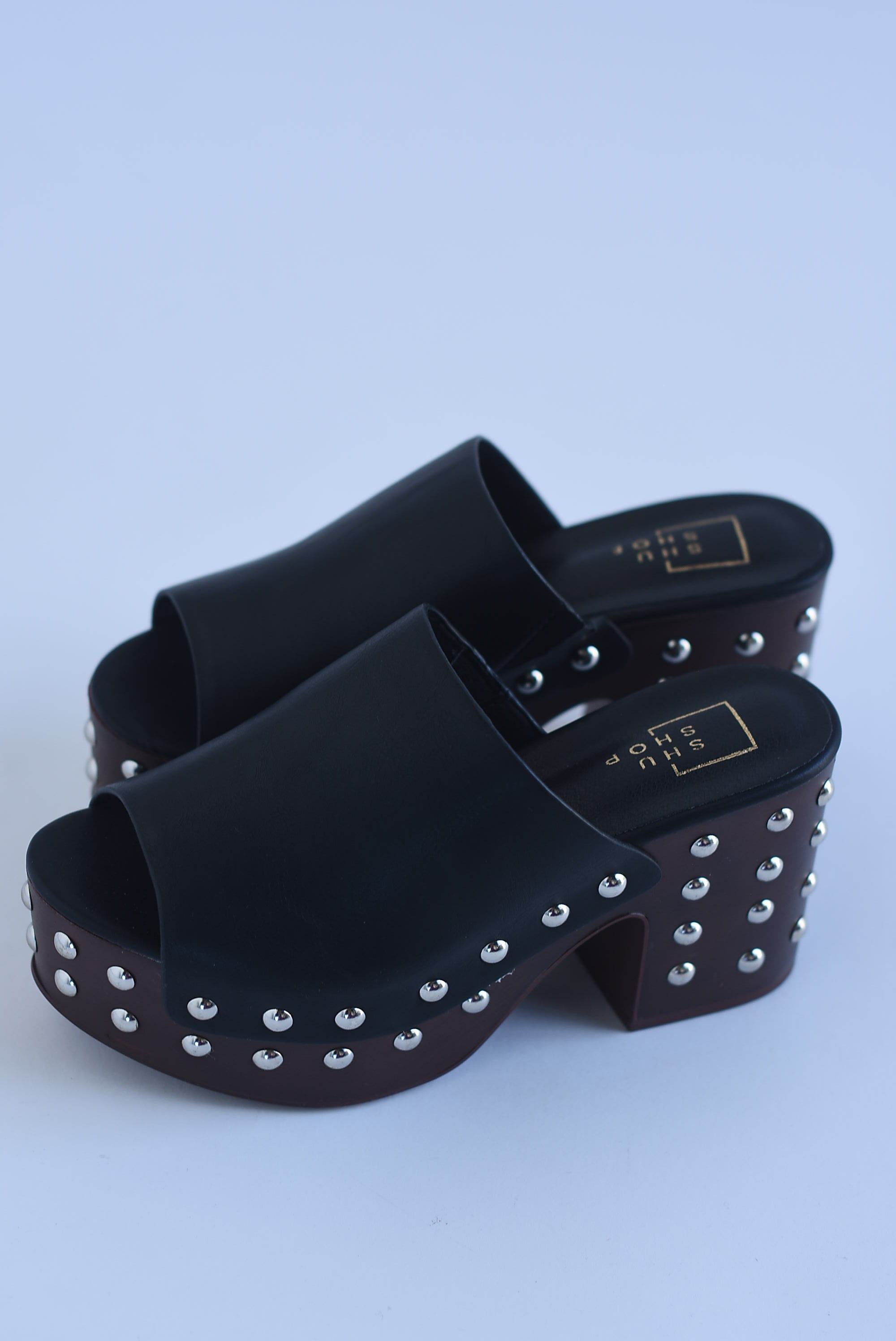 Sueco plataforma con tachas
