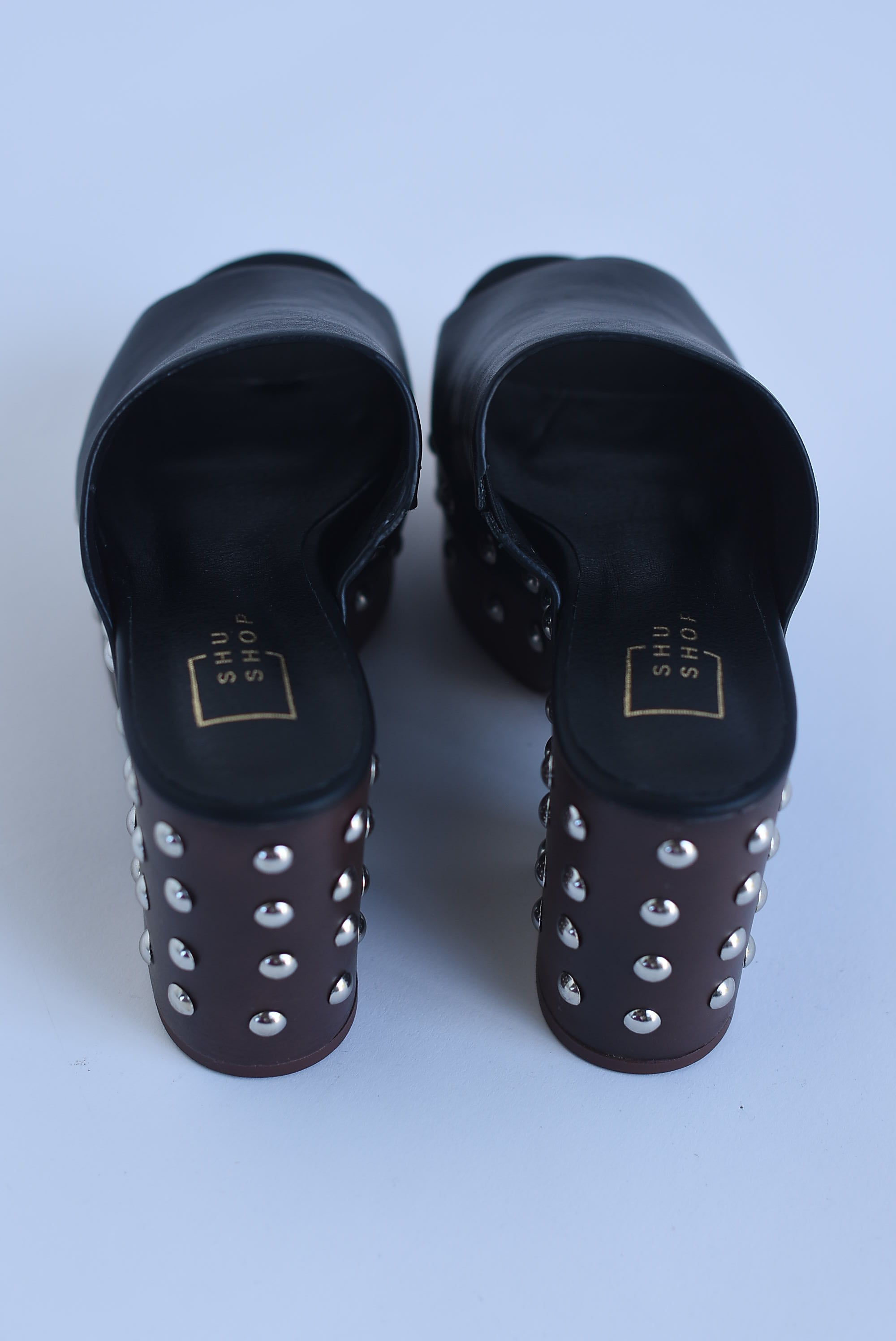 Sueco plataforma con tachas