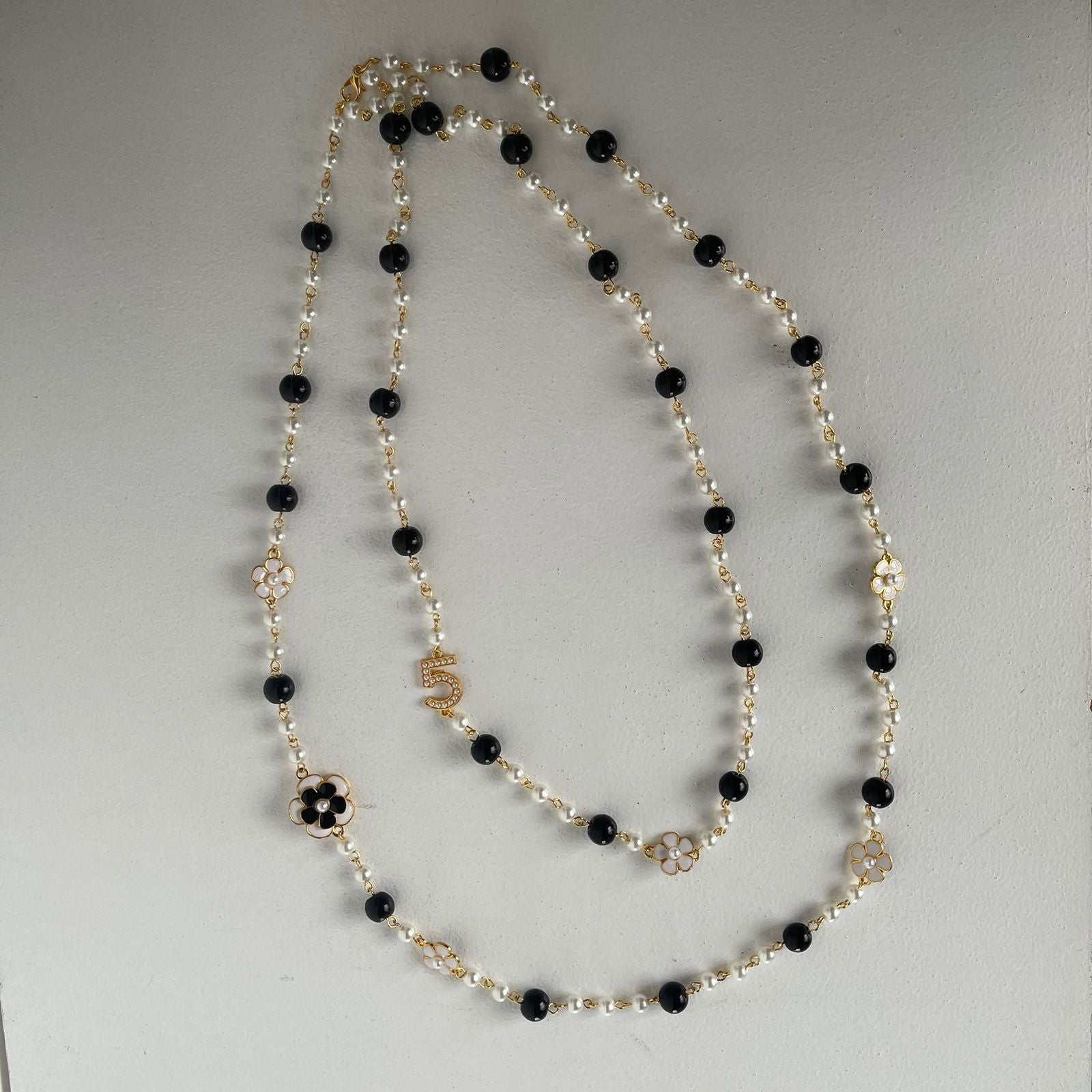 Collar perlas y camelias