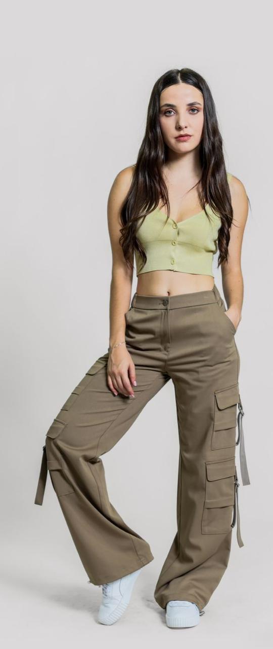 Pantalón parachute cargo gabardina Olivo