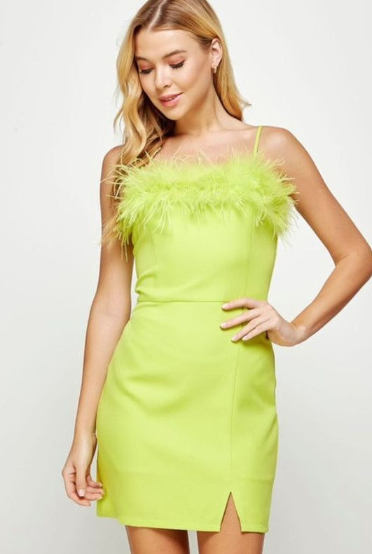 Vestido corto plumas en pecho Lime