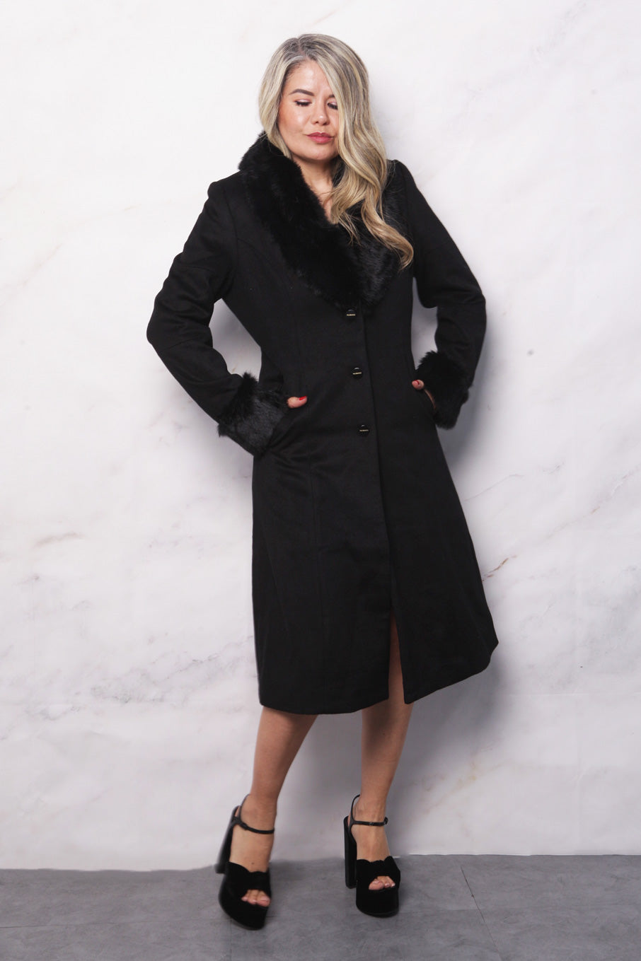 Abrigo largo con cuello y puños en faux fur Negro