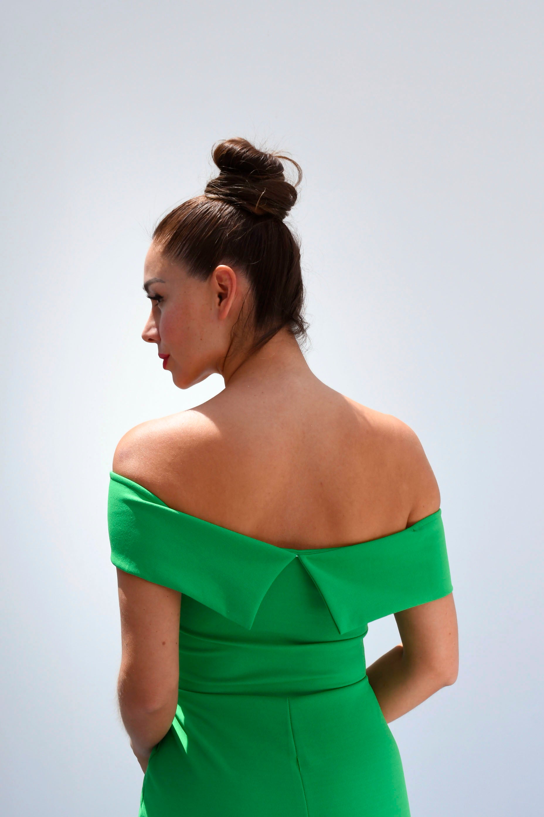 Vestido largo off-shoulder abertura pierna Verde