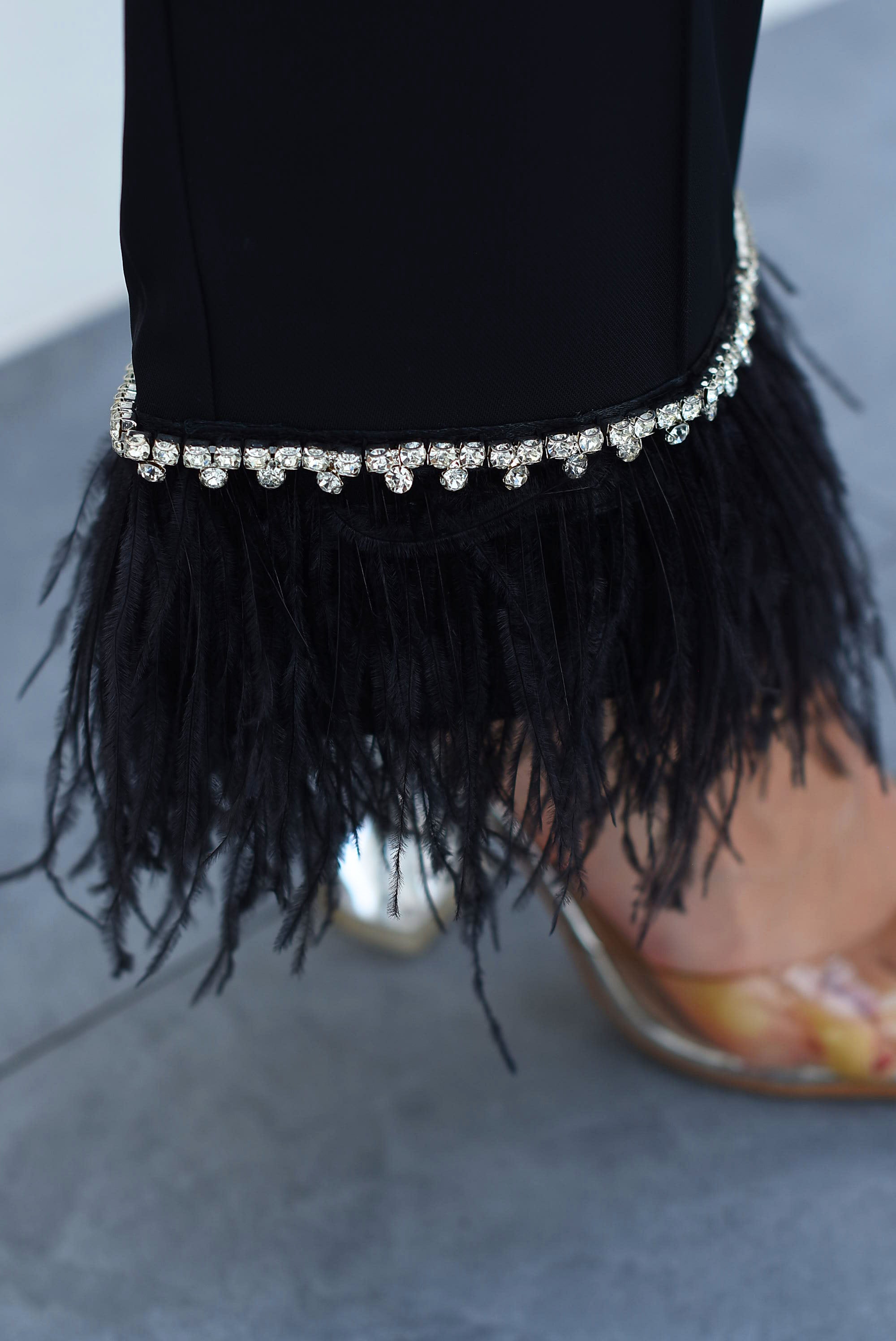 Set Pantalón y Blazer plumas con joya Negro