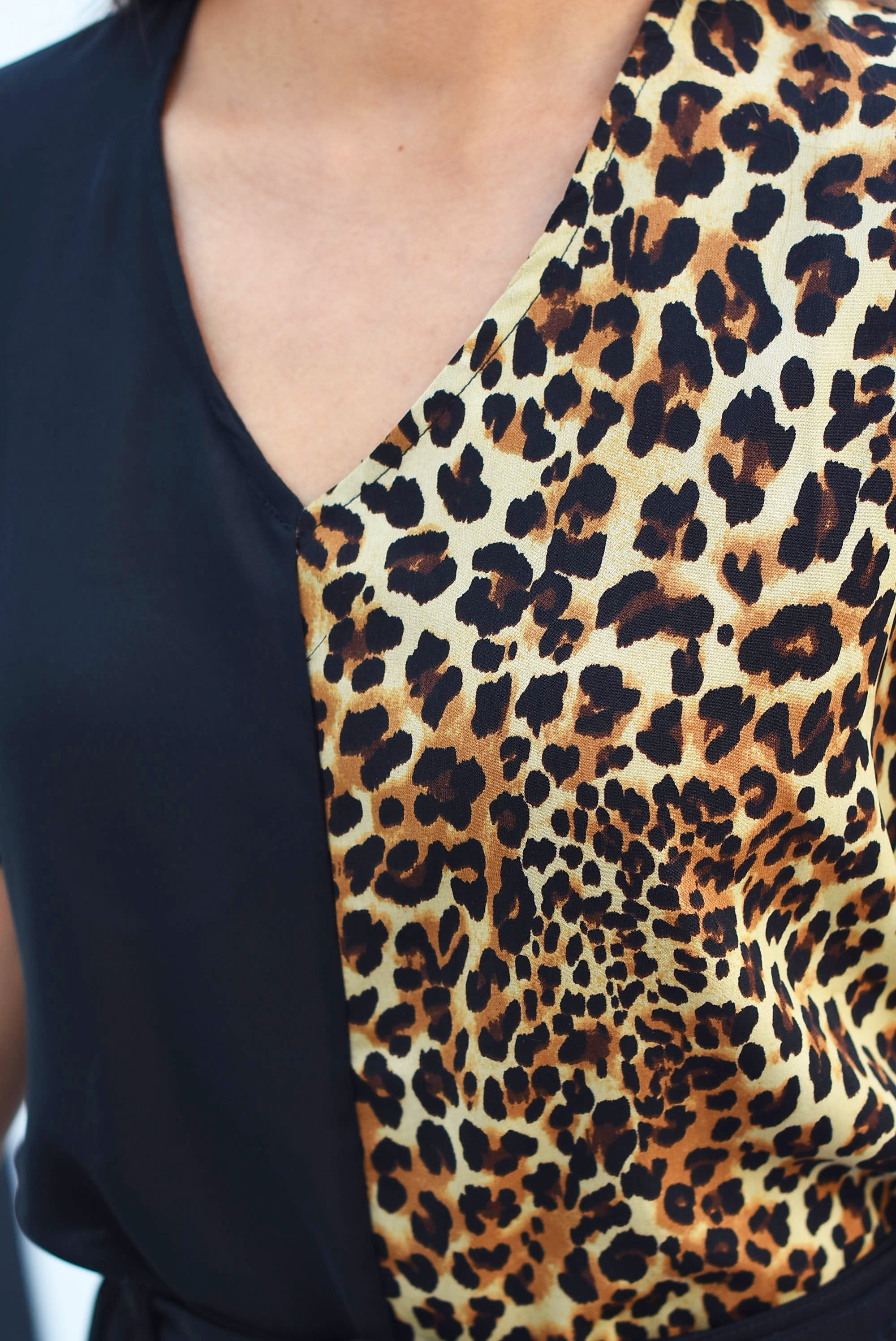 Blusa cuello V bitono Leopardo