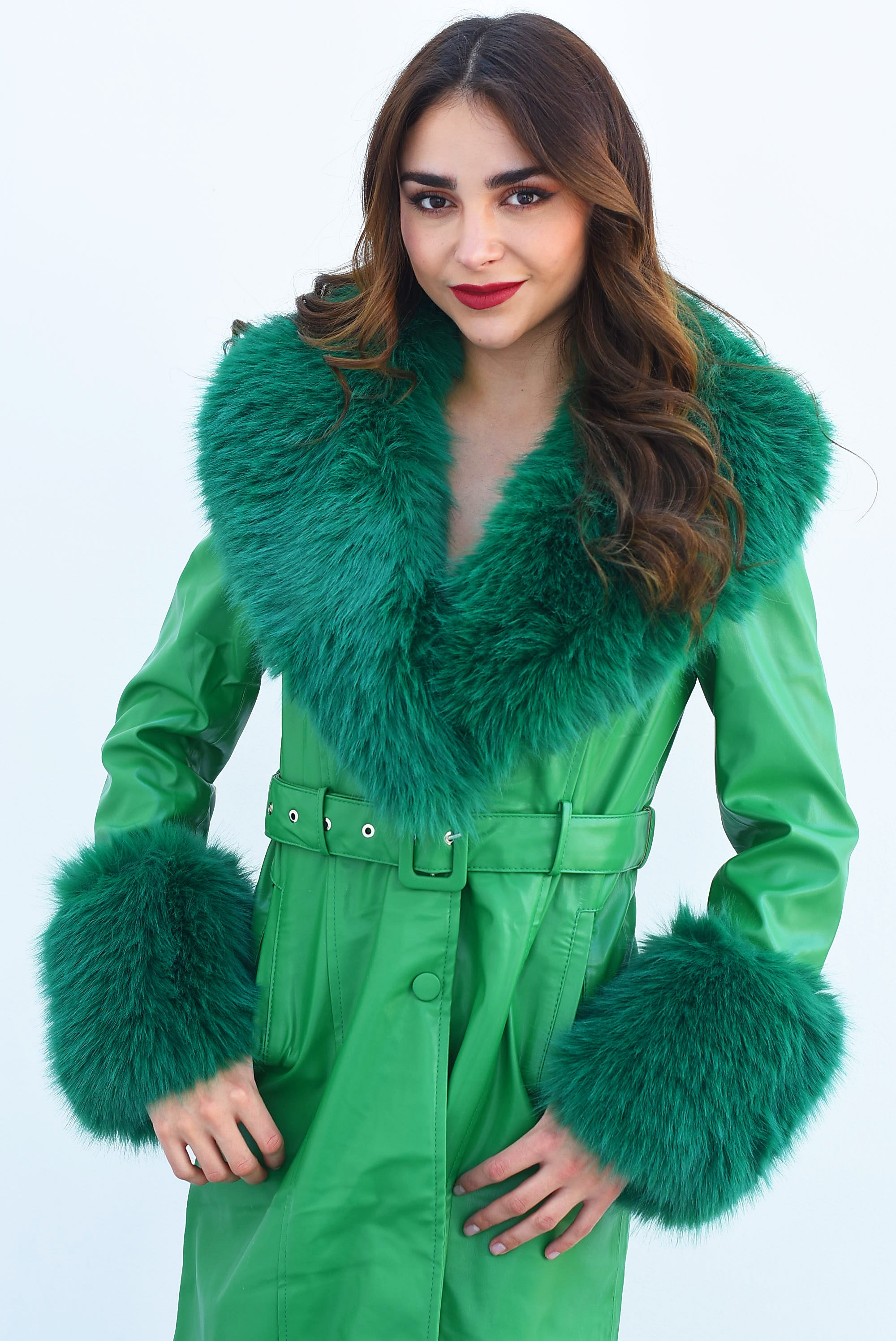 Gabardina vinipiel cuello y puños faux fur Verde