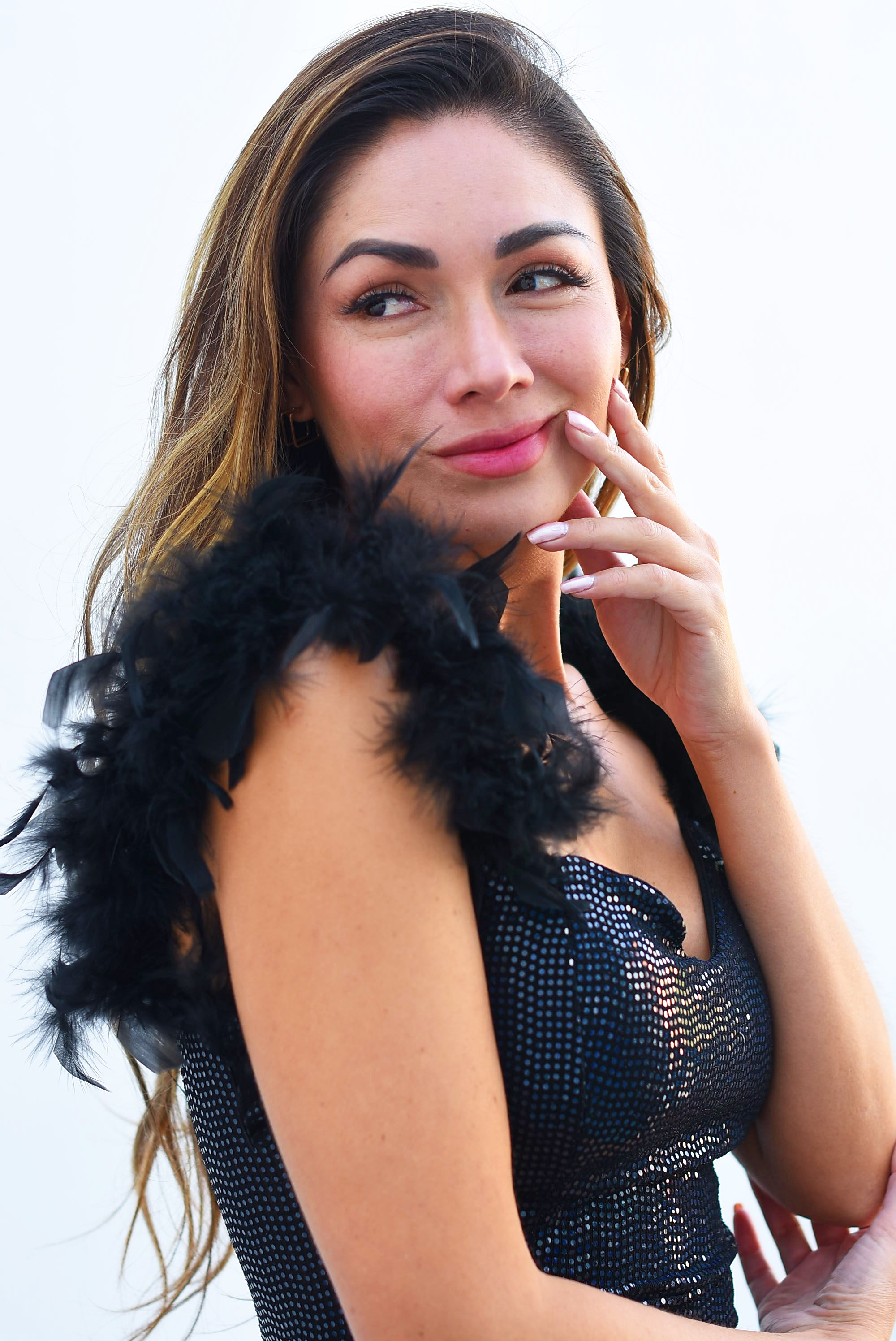 Vestido corto brillos tirante plumas Negro