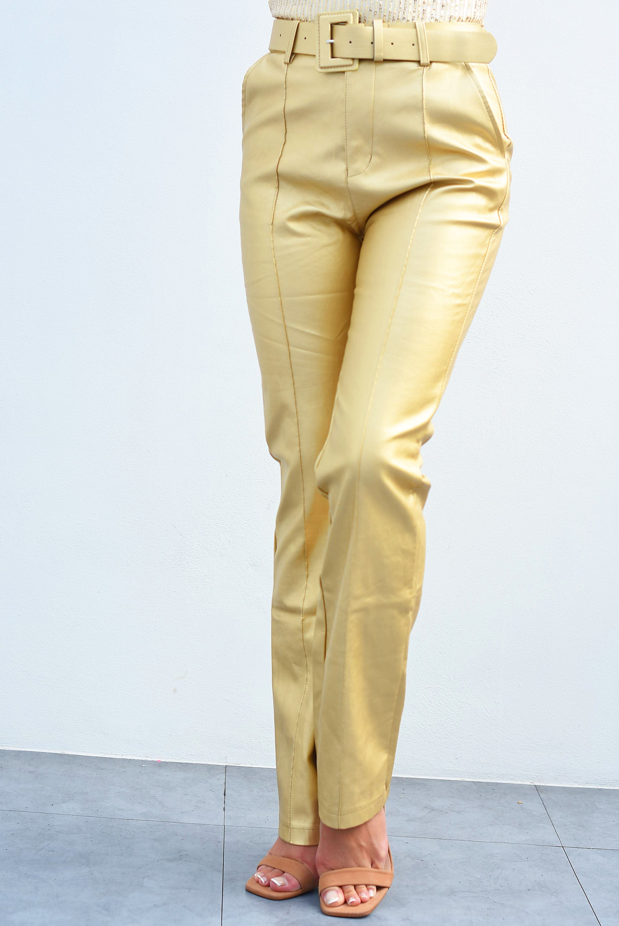 Pantalón pierna recta vinipiel Dorado