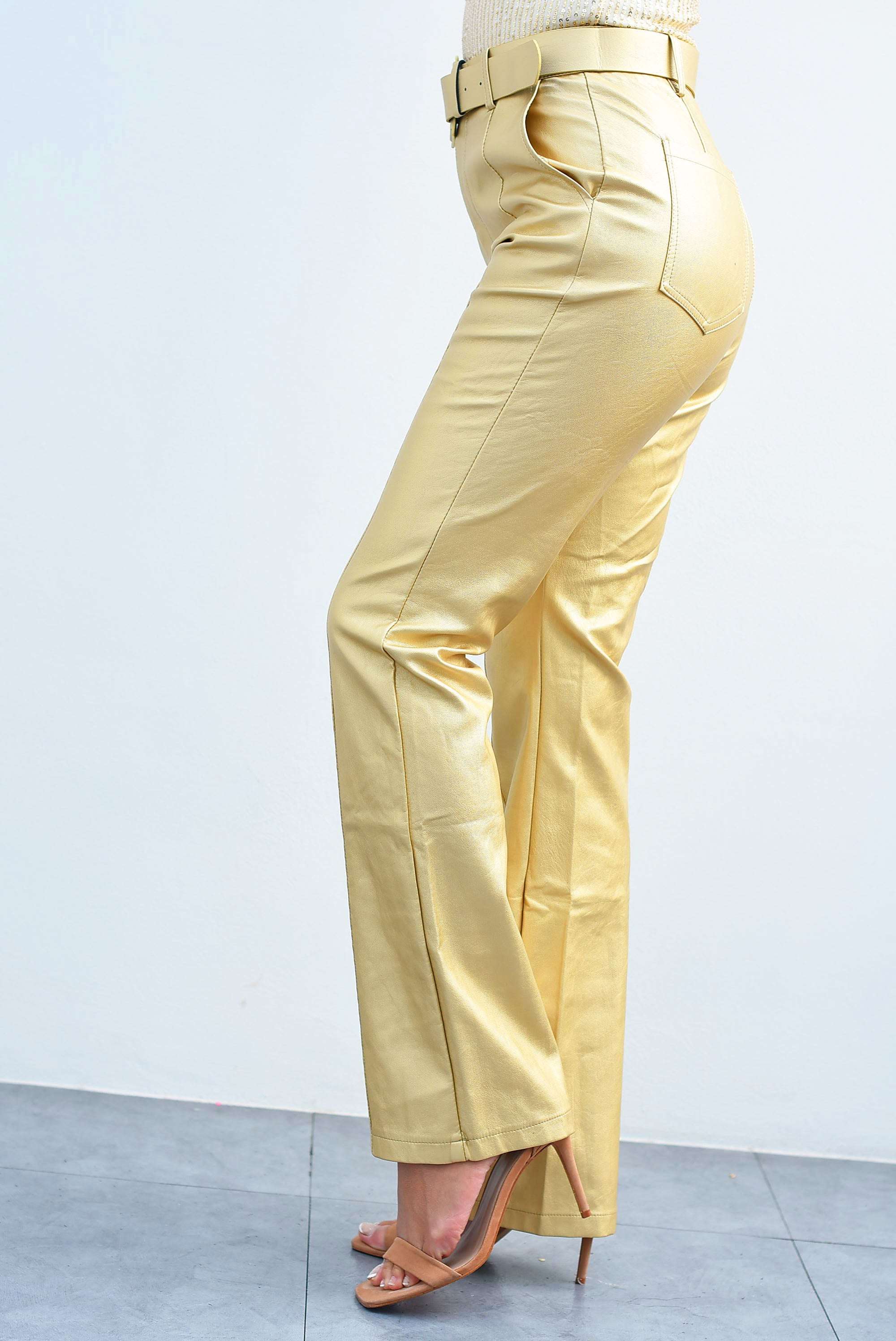 Pantalón pierna recta vinipiel Dorado