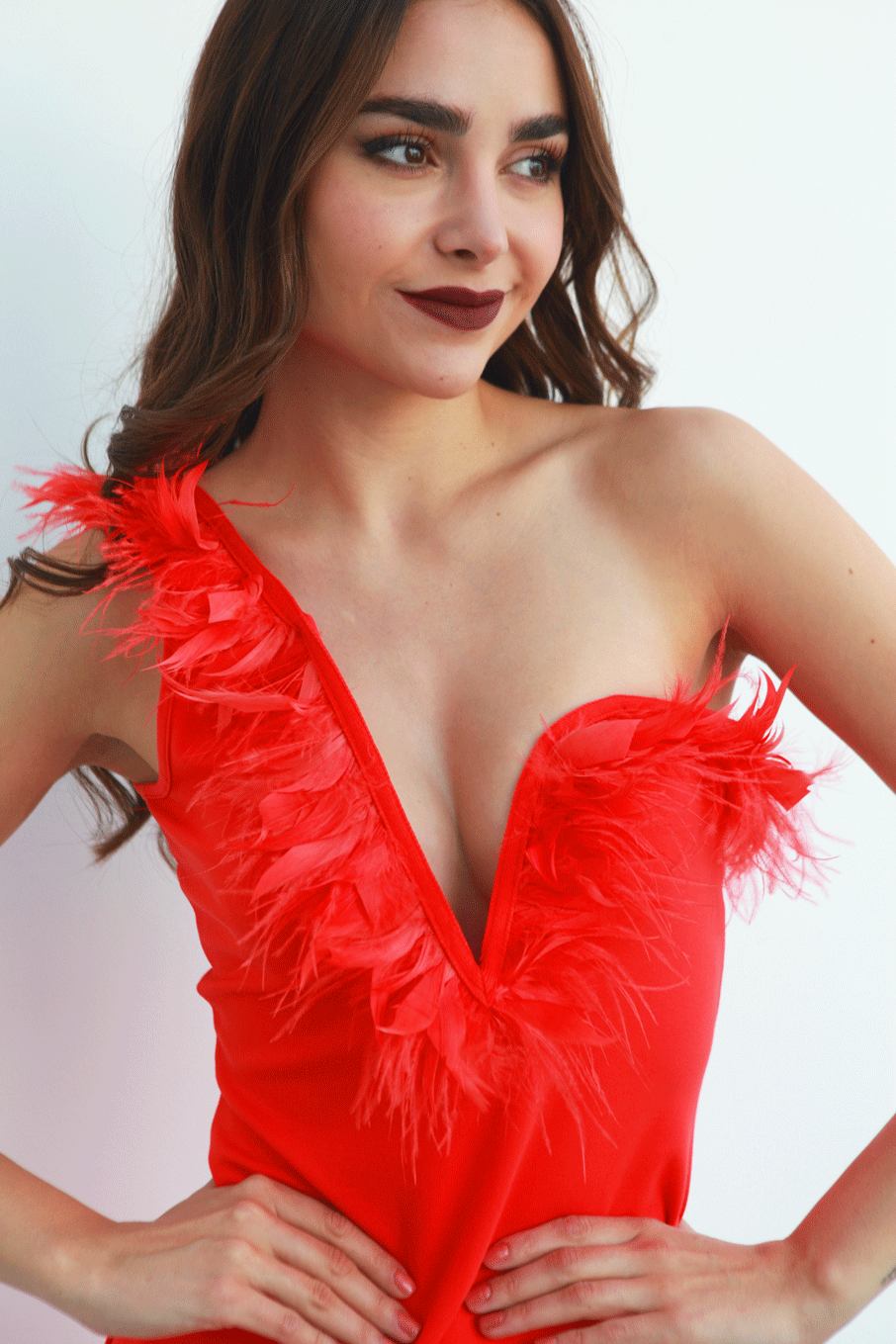 Vestido un hombro con plumas Tomate