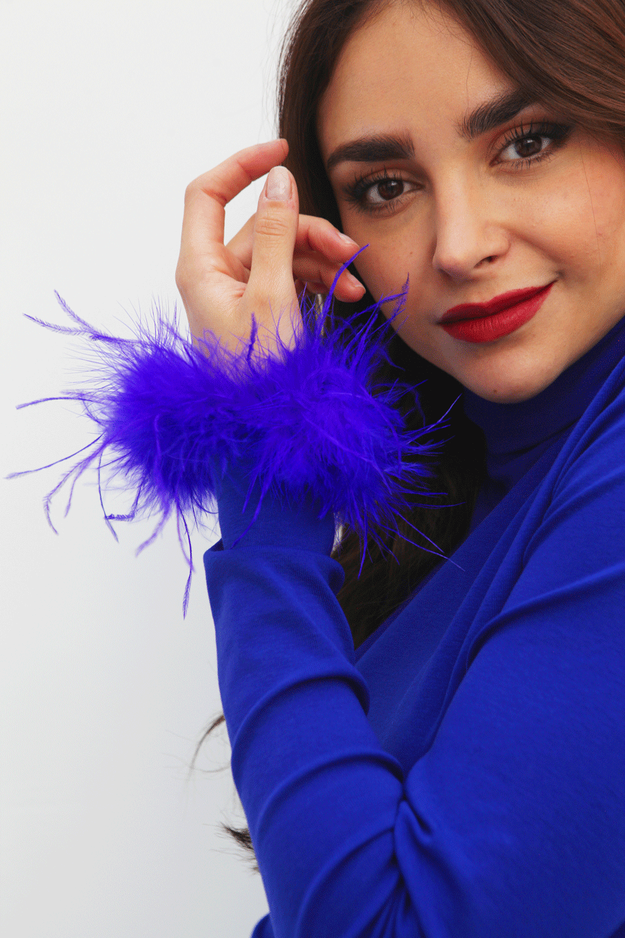 Vestido cuello alto plumas Azul Rey