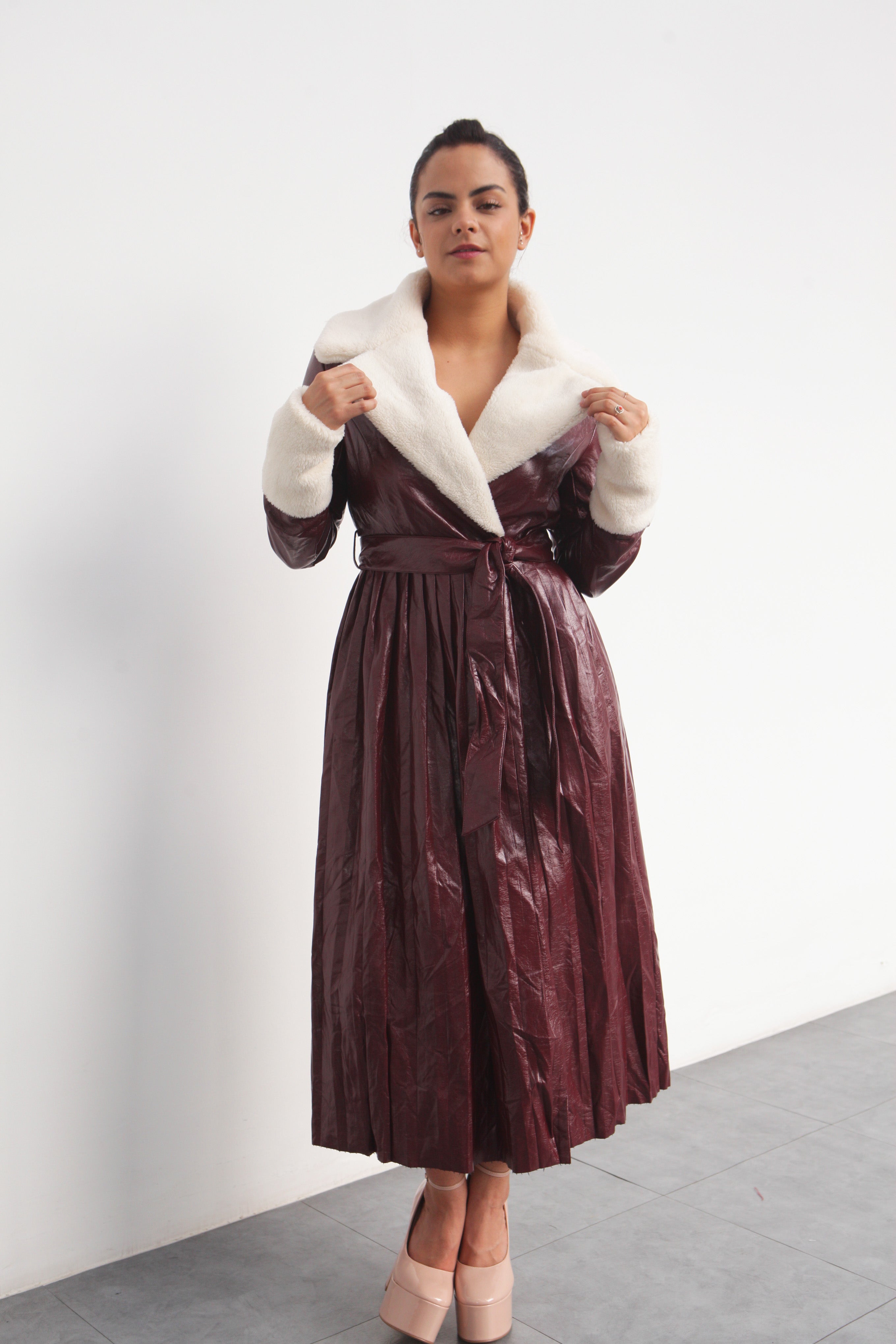 Abrigo largo vinipiel con borrega Vino