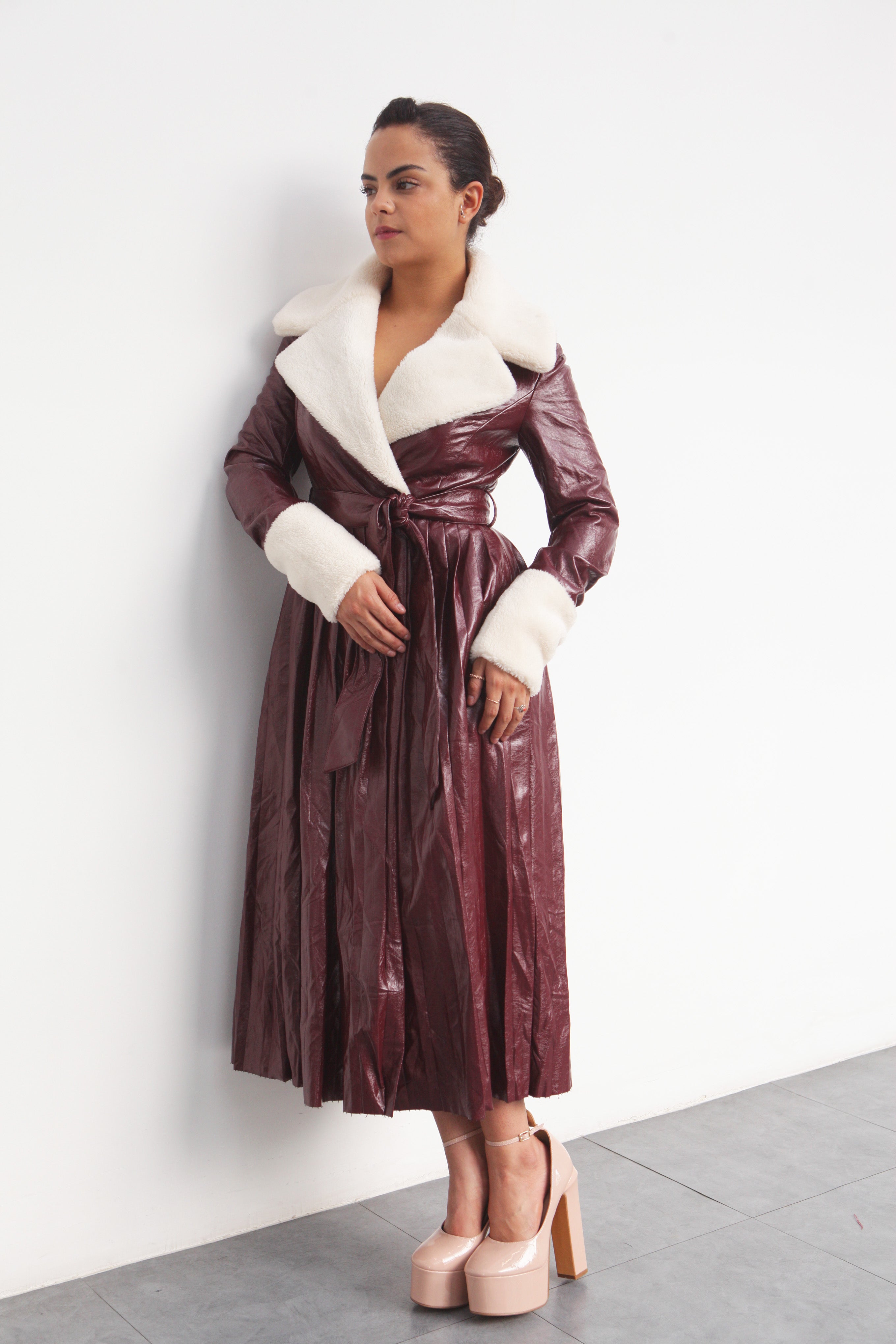 Abrigo largo vinipiel con borrega Vino