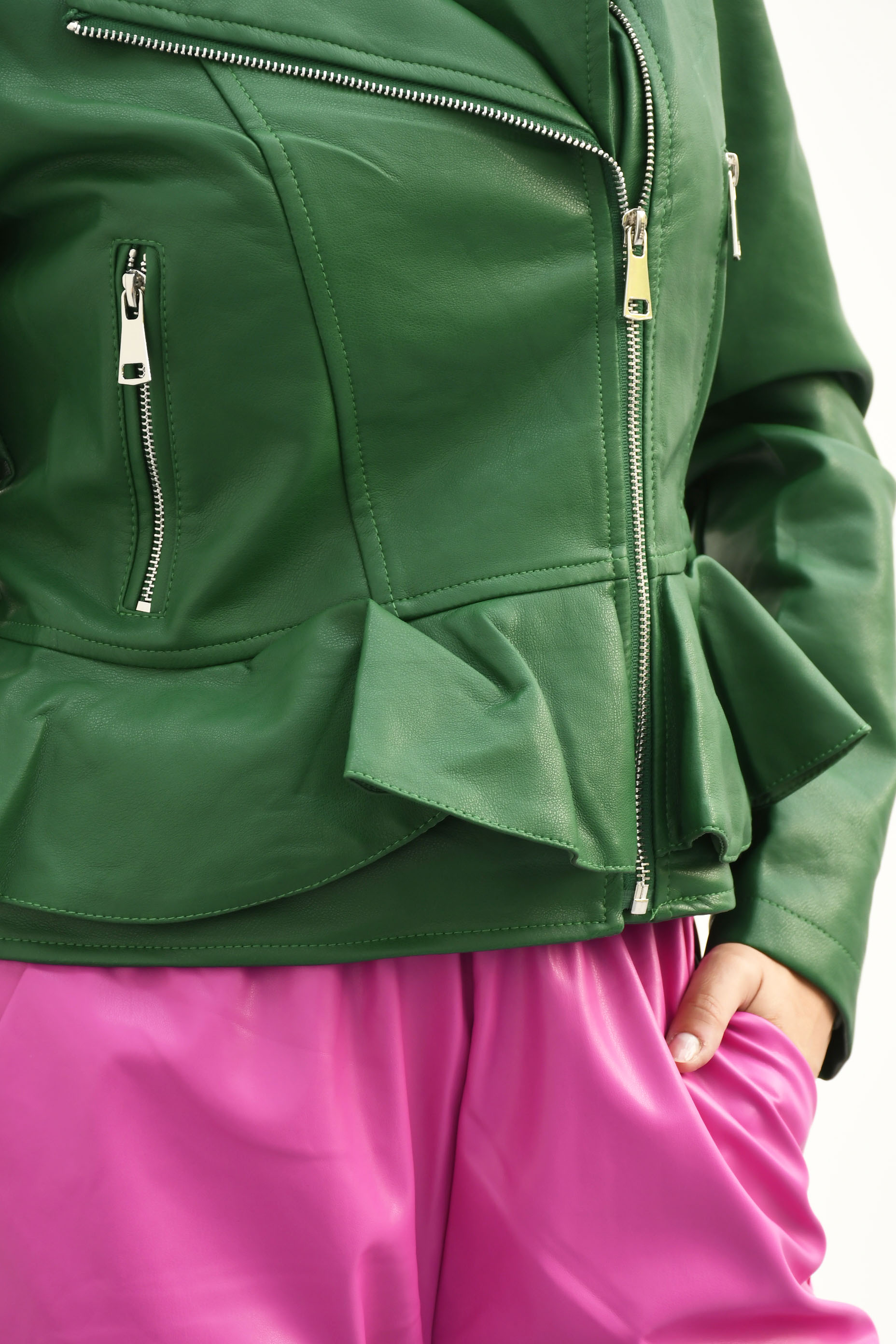 Chamarra vinipiel peplum Verde