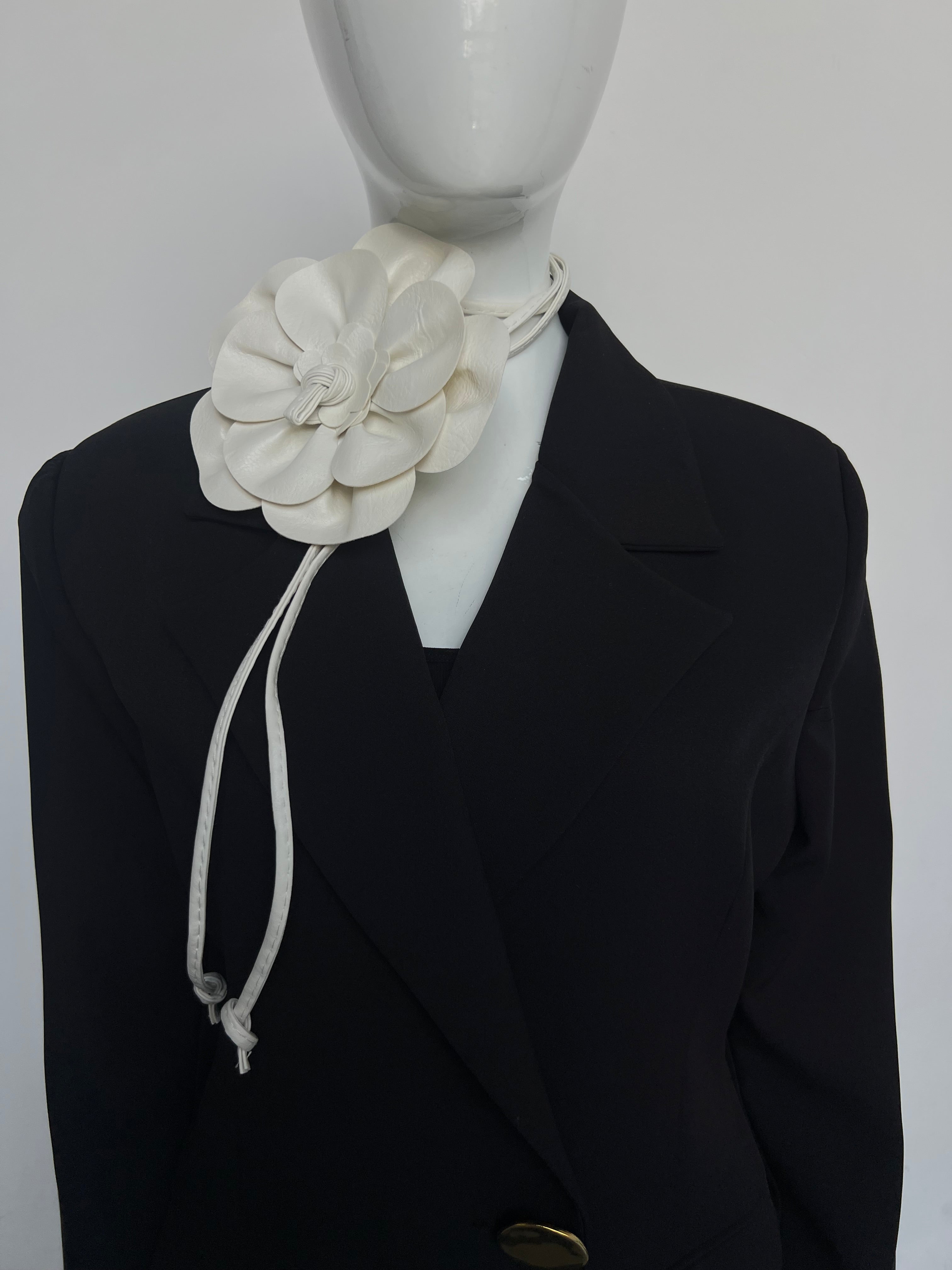 Cinturón y choker vinipiel Flor