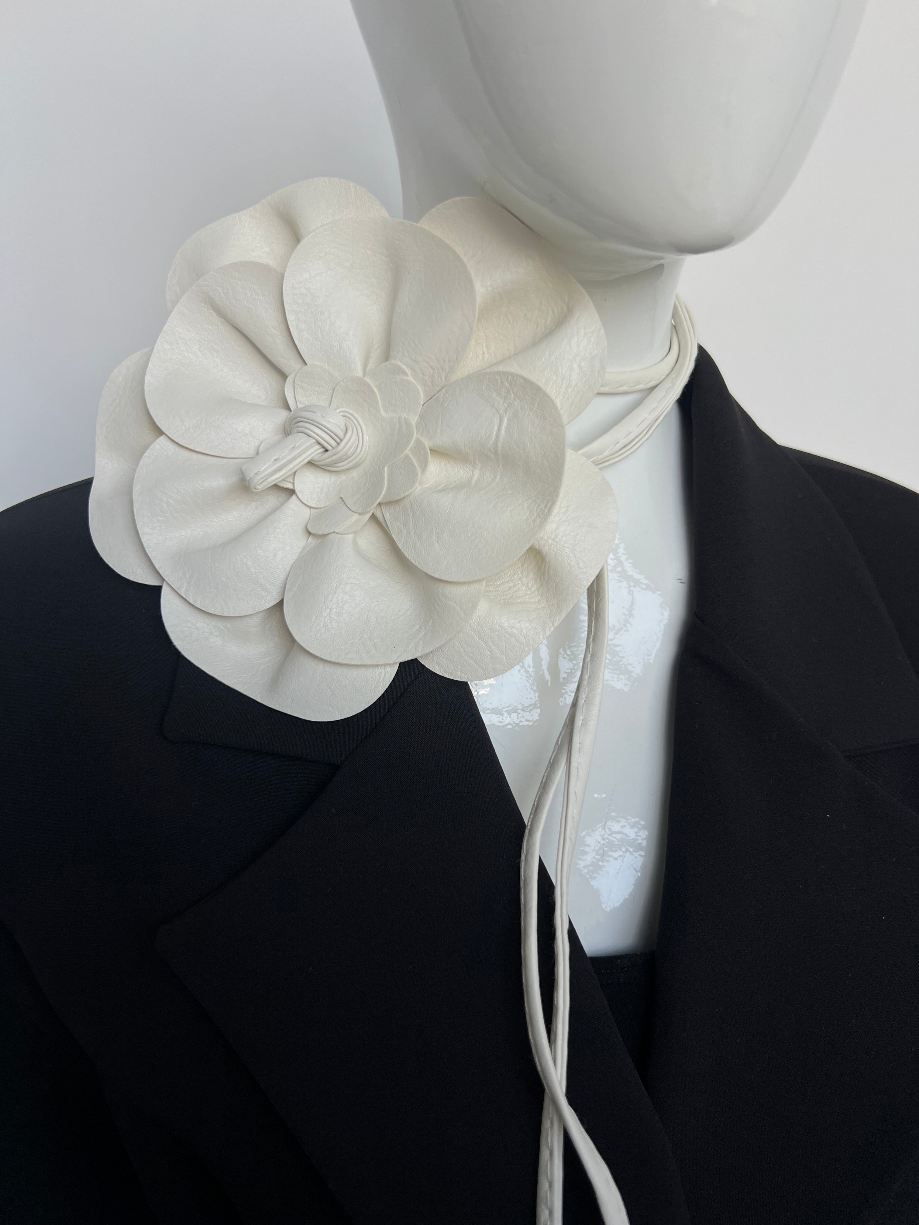 Cinturón y choker vinipiel Flor