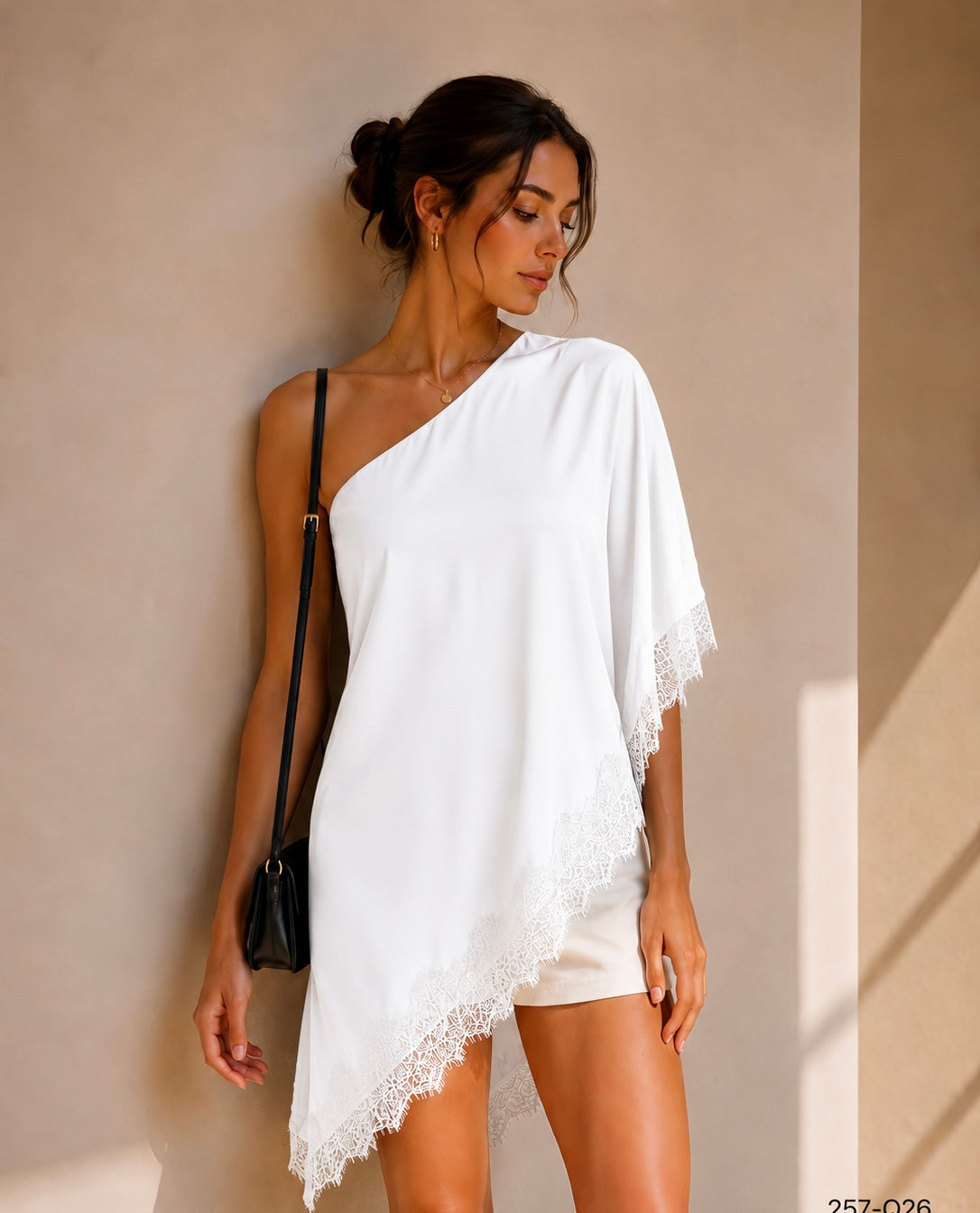 Blusa capa lencera asimétrica filo encaje